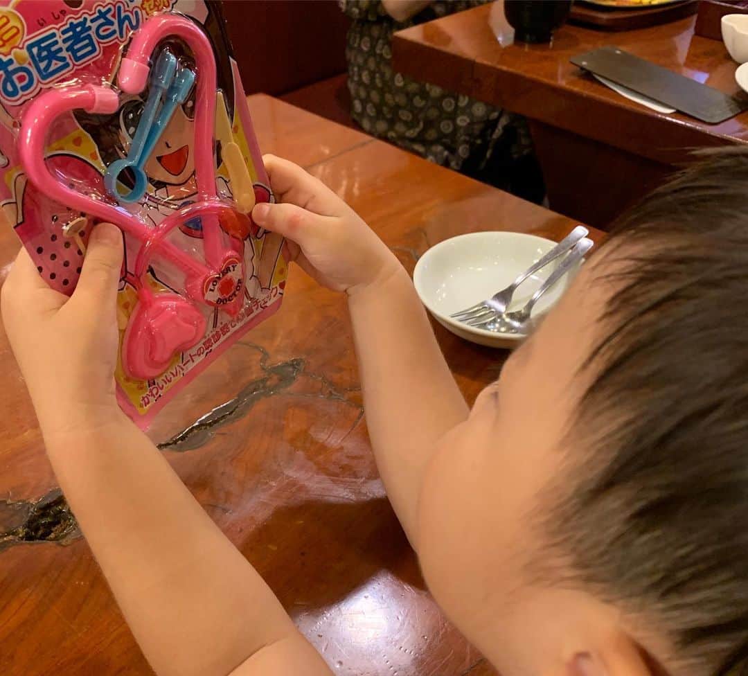 南まことさんのインスタグラム写真 - (南まことInstagram)「お子様ランチたのんだら、まさかの大人サイズハンバーグに海老フライ2匹に唐揚げ2個。お子様ランチは夢があるな。 #洋食モンブラン #asakusa #おもちゃ付き #お医者さんごっこ #お子様ランチ #ナオありがとー」8月4日 16時16分 - macotominami