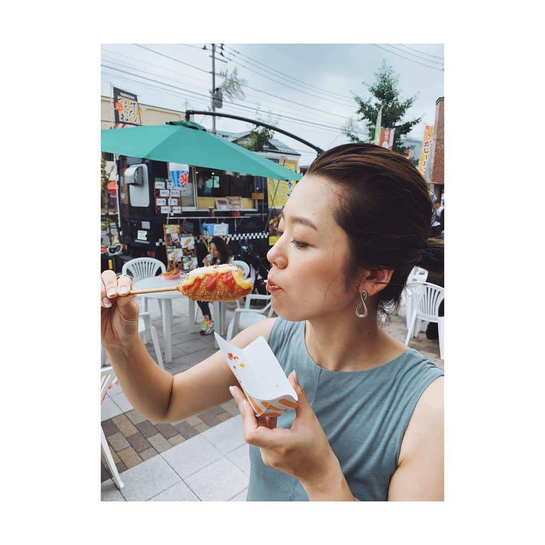 菊地舞美さんのインスタグラム写真 - (菊地舞美Instagram)「🍉🍺 ・ 地元、古川の七夕祭りへ数年ぶりに行ってきました🙌 ・ ●創業以来続いている、実家の焼き鳥。（このタレがたまらなく美味しい！！！） ●父が「やる！」と言ったチーズドッグ（韓国のハッドグ）→今若い子の間で流行っているらしい ●雄勝の上山さんの海鮮のお店 ・ ・ 久しぶりに会えた人もいたりして、 夏気分を存分に味わった日曜日でした🌻 ・ 舞美おばちゃんが甥っ子にお土産で買ったスイカの甚平が…可愛すぎて… わたしも部屋着に欲しくなったー😂 ・ ・ みなさま、この蒸し暑さにやられそうですが…どうかお気をつけて⚠️😱 ・ ・ ------------------------ ・ #来年は売り子としてお手伝いに行きます #とり菊商店 #古川七夕祭り #ハッドグの若者の反応におばちゃんびっくり #伸びるチーズをみんなインスタにアップ #合言葉はインスタ #中学生はストーリーはダメって言われているそう #reborn_sendai」8月4日 16時25分 - maimi_kikuchi_reborn