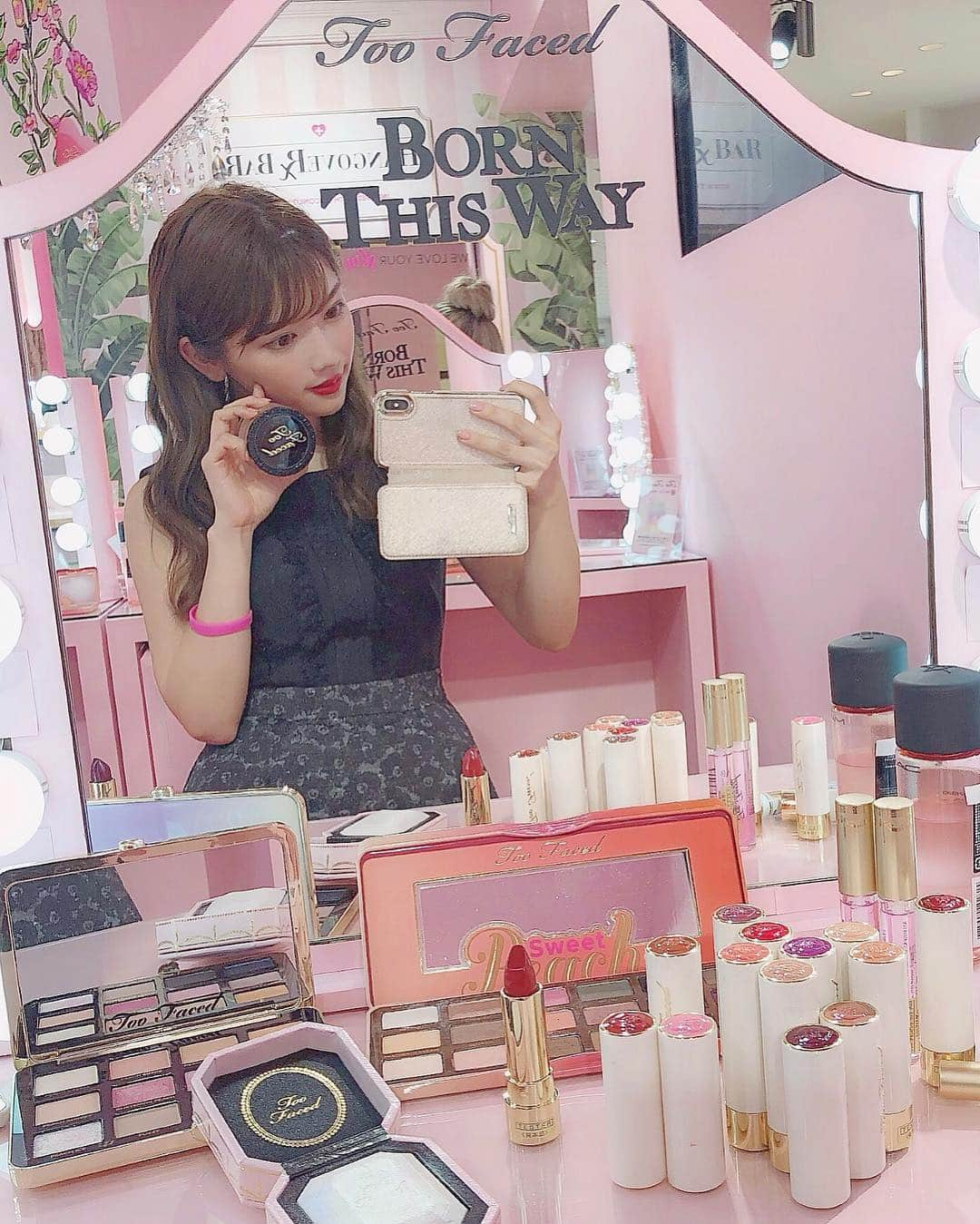 MICさんのインスタグラム写真 - (MICInstagram)「カリフォルニア発の コスメブランド Too Faced が日本初上陸💄❤︎ . .ㅤㅤㅤㅤㅤㅤㅤㅤㅤㅤㅤㅤㅤ 伊勢丹新宿本店に8/6までのPOPUP SHOPがやってるよ💗ʕʘ̅͜ʘ̅ʔ . . ピンクの空間に かわいすぎるフォトスポットとコスメたちがたくさん🏰💕 パッケージがとにかく全部かわいすぎるからあれもこれもほしくてなやんでしまった、、(꒦ິ⌑꒦ີ) . .ㅤㅤㅤㅤㅤㅤㅤㅤㅤㅤㅤㅤ とにかく大人気だったのが ひと塗りでめちゃくちゃ美肌 かつ品のある雰囲気になれる "ダイヤモンドライト マルチユース ハイライター" . 伊勢丹新宿限定 ファンシーピンク💗 スタッフさんに塗ってもらって ごきげん=͟͟͞͞( ∩ 'ヮ'=͟͟͞͞) ੭⁾⁾ . . .ㅤㅤㅤㅤㅤㅤㅤ ㅤㅤㅤㅤㅤㅤㅤㅤㅤㅤㅤㅤㅤ 📝Too Facedポップアップショップ 7月31日～8月6日 ＠伊勢丹新宿本店1F ザ・ステージ . . ㅤㅤㅤㅤㅤㅤㅤ 🎁プレゼント企画ㅤㅤㅤㅤㅤㅤㅤㅤㅤㅤㅤ @toofacedlovesjapan をフォローすると 抽選で30名様に 「ダイヤモンド ハイライターとブラシの豪華セット」 が当たるプレゼントキャンペーンをやってるそうです⭐️ 8/13（火）までだから是非フォローしてみてね💗💗💗 . . . ㅤㅤㅤㅤㅤㅤㅤㅤㅤㅤㅤㅤㅤ #PR #OwnYourPretty #トゥーフェイスド #TooFacedJapan #海外コスメ #ピンクコスメ #コスメレポ #コスメショップ #アメリカコスメ #ポップアップ #新宿伊勢丹 #伊勢丹新宿店 #isetan」8月4日 16時26分 - micmofmof