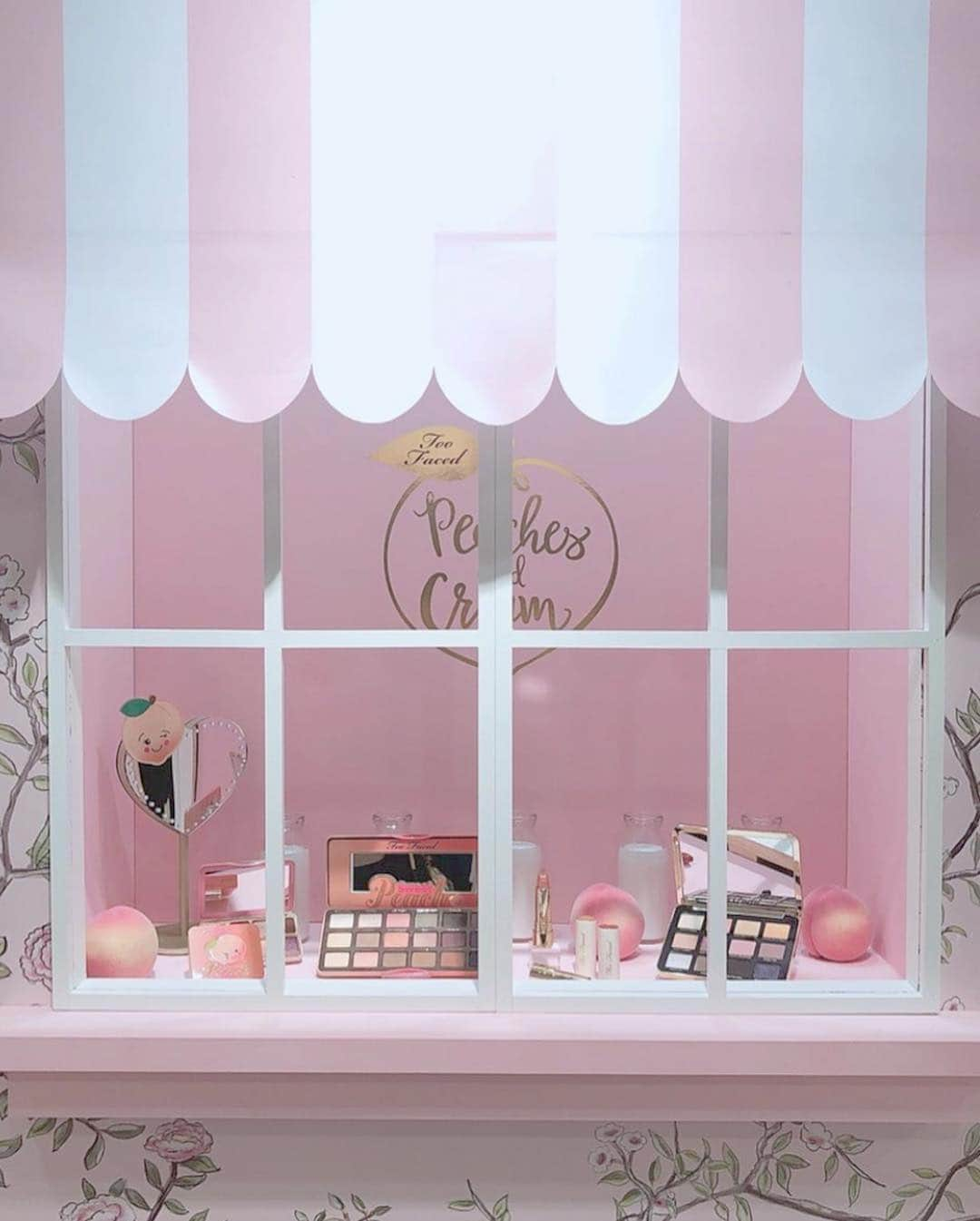 MICさんのインスタグラム写真 - (MICInstagram)「カリフォルニア発の コスメブランド Too Faced が日本初上陸💄❤︎ . .ㅤㅤㅤㅤㅤㅤㅤㅤㅤㅤㅤㅤㅤ 伊勢丹新宿本店に8/6までのPOPUP SHOPがやってるよ💗ʕʘ̅͜ʘ̅ʔ . . ピンクの空間に かわいすぎるフォトスポットとコスメたちがたくさん🏰💕 パッケージがとにかく全部かわいすぎるからあれもこれもほしくてなやんでしまった、、(꒦ິ⌑꒦ີ) . .ㅤㅤㅤㅤㅤㅤㅤㅤㅤㅤㅤㅤ とにかく大人気だったのが ひと塗りでめちゃくちゃ美肌 かつ品のある雰囲気になれる "ダイヤモンドライト マルチユース ハイライター" . 伊勢丹新宿限定 ファンシーピンク💗 スタッフさんに塗ってもらって ごきげん=͟͟͞͞( ∩ 'ヮ'=͟͟͞͞) ੭⁾⁾ . . .ㅤㅤㅤㅤㅤㅤㅤ ㅤㅤㅤㅤㅤㅤㅤㅤㅤㅤㅤㅤㅤ 📝Too Facedポップアップショップ 7月31日～8月6日 ＠伊勢丹新宿本店1F ザ・ステージ . . ㅤㅤㅤㅤㅤㅤㅤ 🎁プレゼント企画ㅤㅤㅤㅤㅤㅤㅤㅤㅤㅤㅤ @toofacedlovesjapan をフォローすると 抽選で30名様に 「ダイヤモンド ハイライターとブラシの豪華セット」 が当たるプレゼントキャンペーンをやってるそうです⭐️ 8/13（火）までだから是非フォローしてみてね💗💗💗 . . . ㅤㅤㅤㅤㅤㅤㅤㅤㅤㅤㅤㅤㅤ #PR #OwnYourPretty #トゥーフェイスド #TooFacedJapan #海外コスメ #ピンクコスメ #コスメレポ #コスメショップ #アメリカコスメ #ポップアップ #新宿伊勢丹 #伊勢丹新宿店 #isetan」8月4日 16時26分 - micmofmof