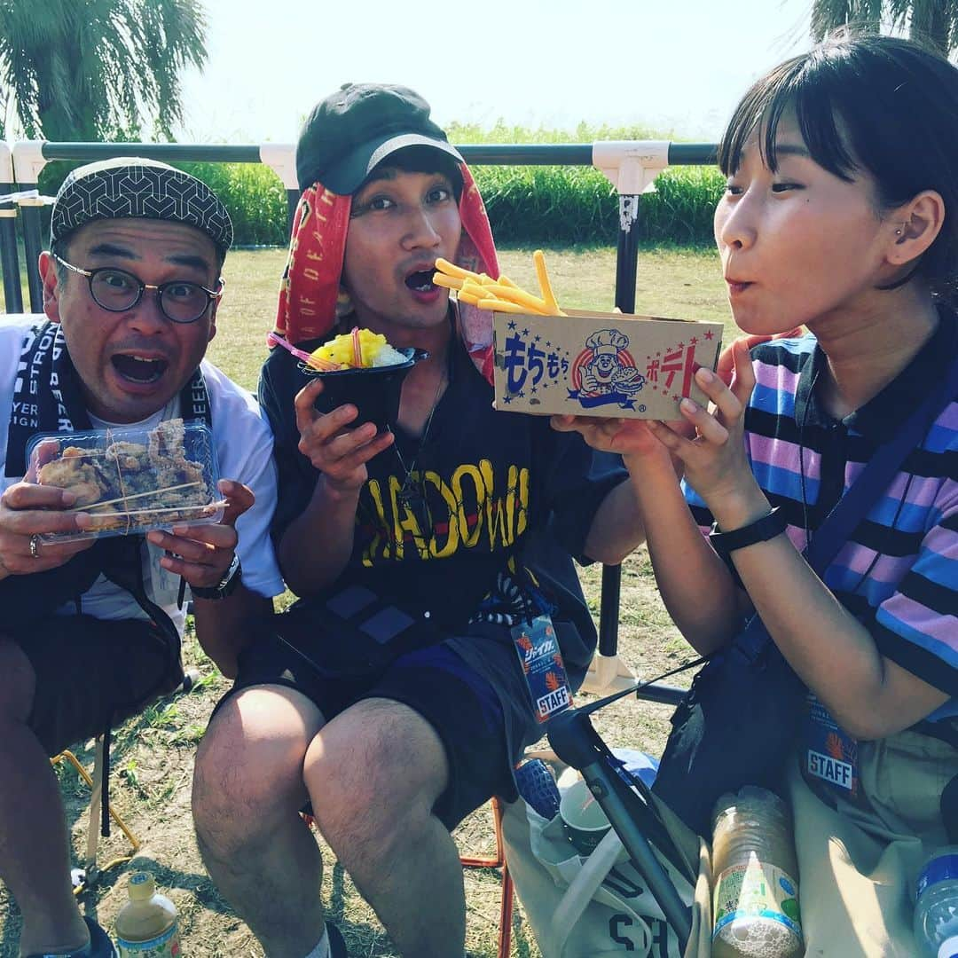 中島ヒロトさんのインスタグラム写真 - (中島ヒロトInstagram)「のえ、合流。  夏フェスは、しっかり水分補給&栄養補給。アルコールは水分補給になりません（笑）。 #ジャイガ  #fm802  #802rm  #起きたら802  #802lnem  #paradiceishere  #workdaysbecameplaydays」8月4日 16時23分 - djhirotonakajima