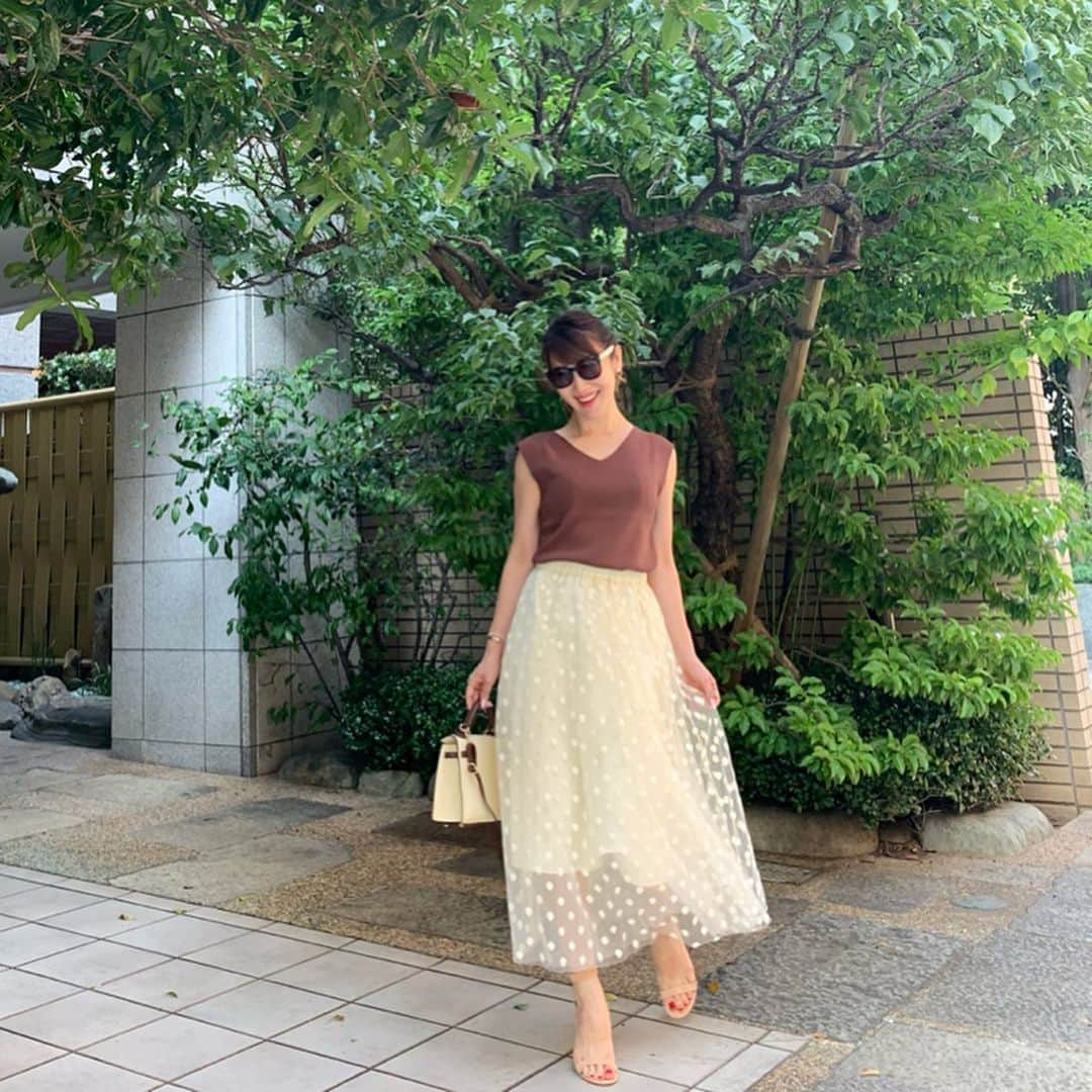 吉田美紀さんのインスタグラム写真 - (吉田美紀Instagram)「・ ・ 一年通して着たくなるチュールスカート ・ ドットのチュールスカートは 発売したばかりの新作⁎⁺˳✧༚ ・ tops.skirt→#lialapg sandal→#pippichic  bag→#liala ・ #coordinate #outfit #ootd #look #style #fashion #wardrobe #tulleskirt #instagood #instafashion #ママコーデ #ママコーディネート #ママファッション #コーディネート #コーデ #ファッション」8月4日 16時27分 - miki__yoshida