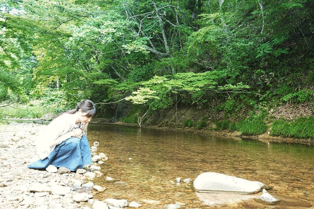 土屋太鳳さんのインスタグラム写真 - (土屋太鳳Instagram)「少し過ぎてしまったのですが、 8月1日は「水の日」でした🌱✨✨ その日に合わせて、 公式サイト「コカ・コーラ　ジャーニー」にて 2つのレポート記事が公開されてます😊 この中で私は、 「い・ろ・は・す」の水源の一つでもある 岩手県花巻市へ！ 岩手の川の美しさは憧れだったのですが、 想像以上の美しさに、 もうため息しか出なくて…😢✨ そして、 この自然のそばに建っているというよりは 自然のサイクルの一部のように存在してる 花巻工場も見学させていただきました🙏 コカ・コーラシステムの水資源保護の現場や おいしい天然水を育む美しい森の秘密を 取材させていただいたので、 暑いなぁ…と思う時間やホッとしたい時間などに、 ぜひぜひ読んでみてください✨✨✨ . ■「花巻工場見学」篇 https://www.cocacola.co.jp/sustainability/water-story　 一瞬で涼しくなると思いますし 飲む「い・ろ・は・す」がさらに美味しくなると思います💡 このほかにもこれから少しずつ 写真を紹介していきますね😊 #いろはす」8月4日 16時31分 - taotsuchiya_official