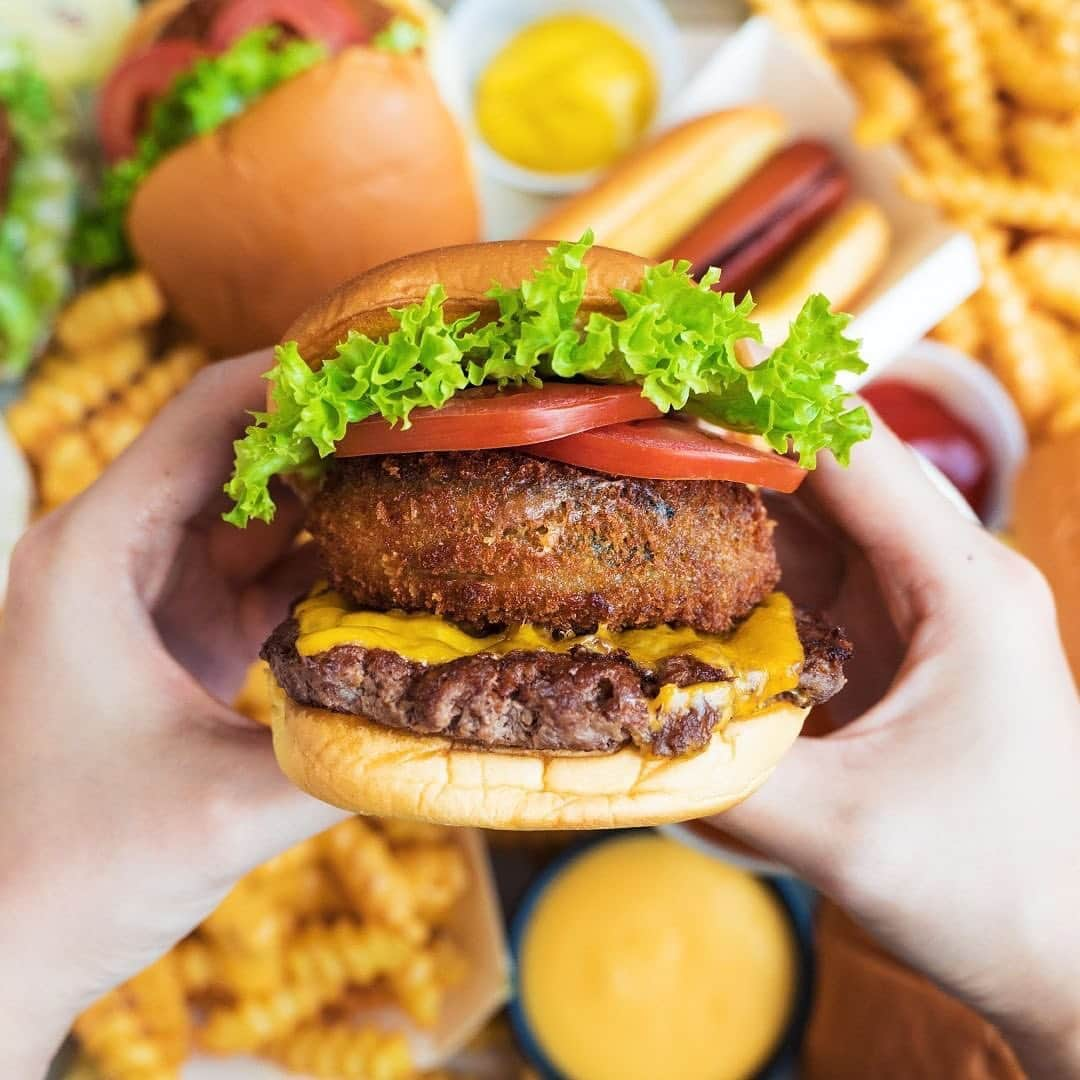 SHAKE SHACKさんのインスタグラム写真 - (SHAKE SHACKInstagram)「Insert yourself here. 👆 (📷: @shakeshackhongkong) #shakeshack」8月4日 7時49分 - shakeshack