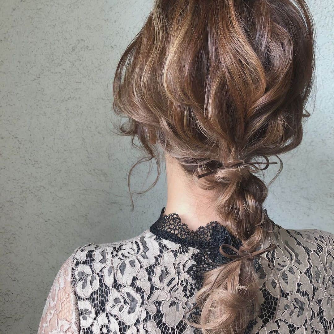 yu nakamura ヘアアレンジ hairarrangeのインスタグラム：「お呼ばれヘア♡ レースのワンピと相性ばっちり♬ みくちゃんありがと♡暑すぎない事を願う🙏💦 楽しんできてね(^^)♡ #レイフィールド #rayスタイル#一宮#一宮市#ヘアアレンジ#ミディアム#セルフアレンジ#ミディアムアレンジ#hair#haircolor #fashion」