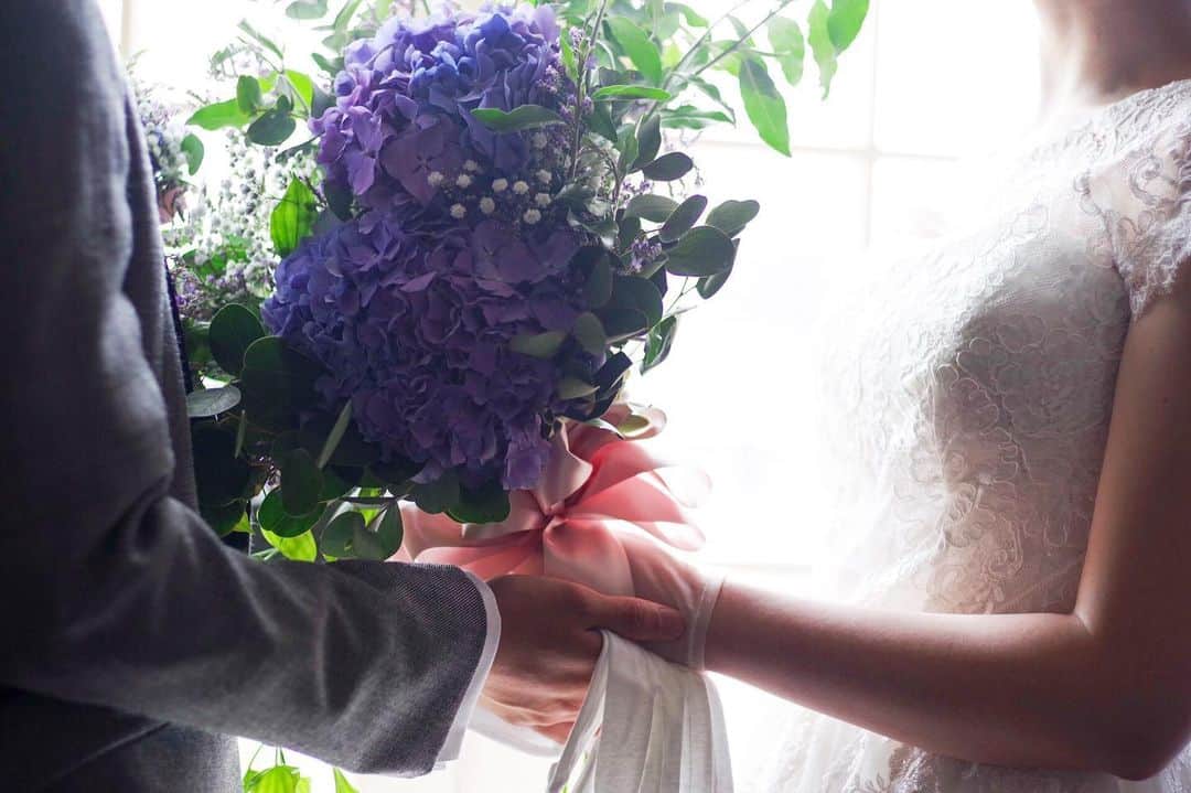 ヴィラデマリアージュさいたまのインスタグラム：「—Party Report— . “アメのちハレルヤ” Keita & Misa ’s wedding . . 「止まない雨はない」 . 小雨。大雨。土砂降り。 どんな時も傘を差し、 ゆっくりゆっくりと晴れを待つ。 . 誰しもみんな辛い時はあるけれど 必ず誰かに支えてもらって生きている。 . それを乗り越えた時、 楽しい未来は待っていて . 自分を支えてくれている人達の 大切さをより感じることができる . . おふたりの人生をヒアリングさせて頂き 生まれたウェディングネームです . . . ブーケは“紫陽花”を使いました💐 . 紫陽花には“一家団欒、結びつき” 青は“辛抱強い愛情” という意味が込められています . 困難を乗り越えたおふたりだからこそ 紫陽花を使ったブーケをご提案させて頂きました . . アメを乗り越えたおふたりだからこそ 素敵なハレの日を迎えられた Bon Mariages! . . #villasdesmariages#ヴィラデマリアージュ#ヴィラデマリアージュさいたま#結婚式レポート#結婚式場#ウェディング#wedding#ブライダルフェア  #式場見学#大宮結婚式場#結婚式場探し#式場探し#南フランス #ウェディングネーム#weddingname#コンセプトウェディング#プレ花嫁#プレ花嫁準備#プレ花嫁さんと繋がりたい#卒花嫁#卒花嫁レポ#卒花嫁さんとも繋がりたい#weddingphotography#weddingphotos#weddingphoto#ウェディングフォト」