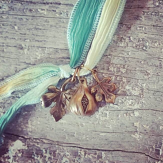 キャサリン ミッシェルさんのインスタグラム写真 - (キャサリン ミッシェルInstagram)「The Fig Amulet for fertility. Need to say more ? Some families came forward 🙌 saying that their amulet worked wonders 🐣🍼🐣 #luckycharms #protection #abundance #fertility #baby #keiki #conceive #ohana #bronze #artiste #artisan #jewelry #handmadejewelry #jewelryasmedecinecm」8月4日 7時46分 - catherinemichiels