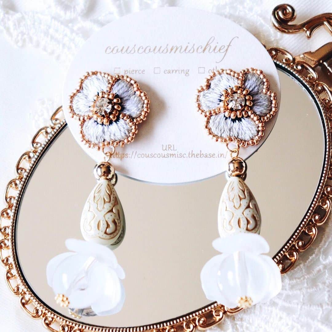handmade shopのインスタグラム：「online shopオープンしてます🌷﻿ ﻿ プロフィールのリンクから﻿ アクセスできます❣️﻿ ﻿ 販売会スタート直後から﻿ たくさんのご注文ありがとうございます✨﻿ ﻿ 午前中は用事があるので﻿ 午後からご注文確認メールを﻿ わたくしの方からお送りいたします🙏﻿ ﻿ コンビニ払いを選択された方は﻿ 確認メールを待たずにお支払いされても﻿ 大丈夫ですのでよろしくお願いいたします！﻿ ﻿ パンジーデザインは﻿ 定番の人気です🌼﻿ また数はありますので﻿ ぜひご覧になってみてください✨﻿ ﻿ さて、今日も暑い1日になりそう🌻﻿ 熱中症にお気をつけて﻿ みなさまお過ごしください😊﻿ ﻿ The sale will start on August 3rd at 23:00.﻿ We are shipping overseas.」
