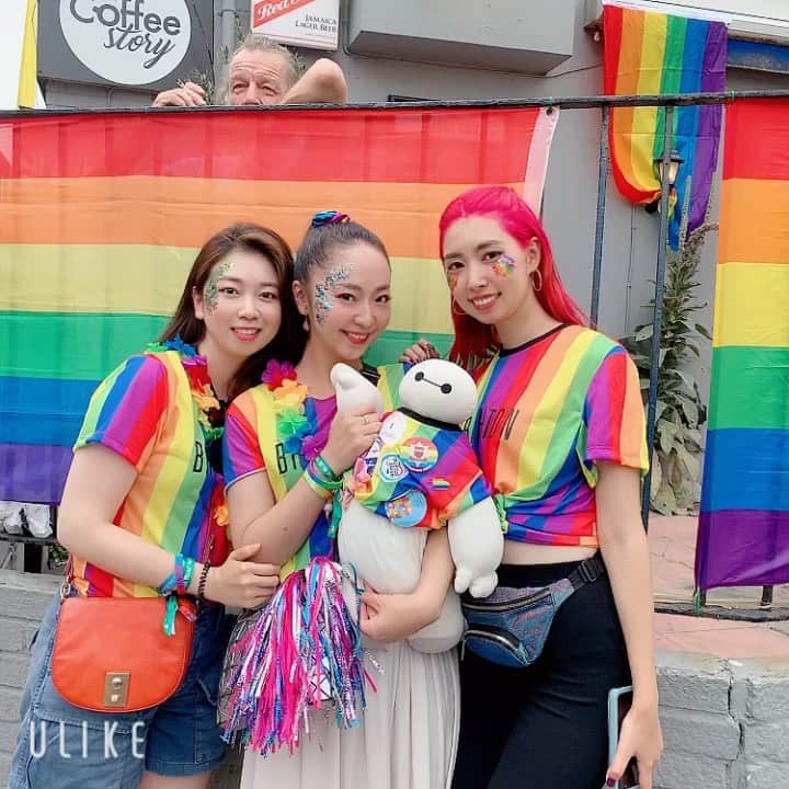 のインスタグラム：「behind us.....😂 We didn’t notice that🤣🤣🤣#brightonpride2019  #lgbtq🌈」