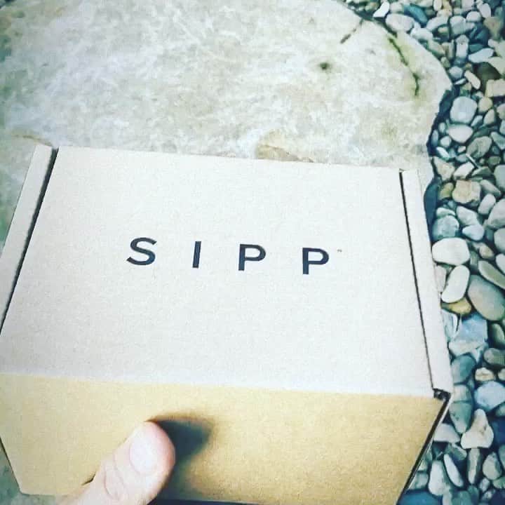 リアム・ヘムズワースのインスタグラム：「Super excited to take over as global ambassador for SIPP instant! The ACTUAL best instant coffee EVER. Mathematically proven. Try for yourself. You’ll see.  SIPP WORLD DOMINATION @sippinstant」
