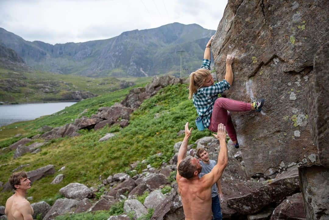 ヘイゼル・フィンドレーさんのインスタグラム写真 - (ヘイゼル・フィンドレーInstagram)「Some days bouldering are just such winners. I’ve never been that bothered about bouldering in the sense that I hardly ever know the name or the grade of whatever I’m trying. I just go out and play around and see my friends. The best days are the days you get the challenge level just right. ‘Just right’ in my mind means trying really hard but also making some kind of progress. You might send or you might not but the point is that you were heavily absorbed, trying hard and learning stuff. And I just had two days of that with good friends so I’m feeling pretty happy and very tired. 💪 ♥️ @blackdiamond @lasportivagram」8月4日 7時58分 - hazel_findlay