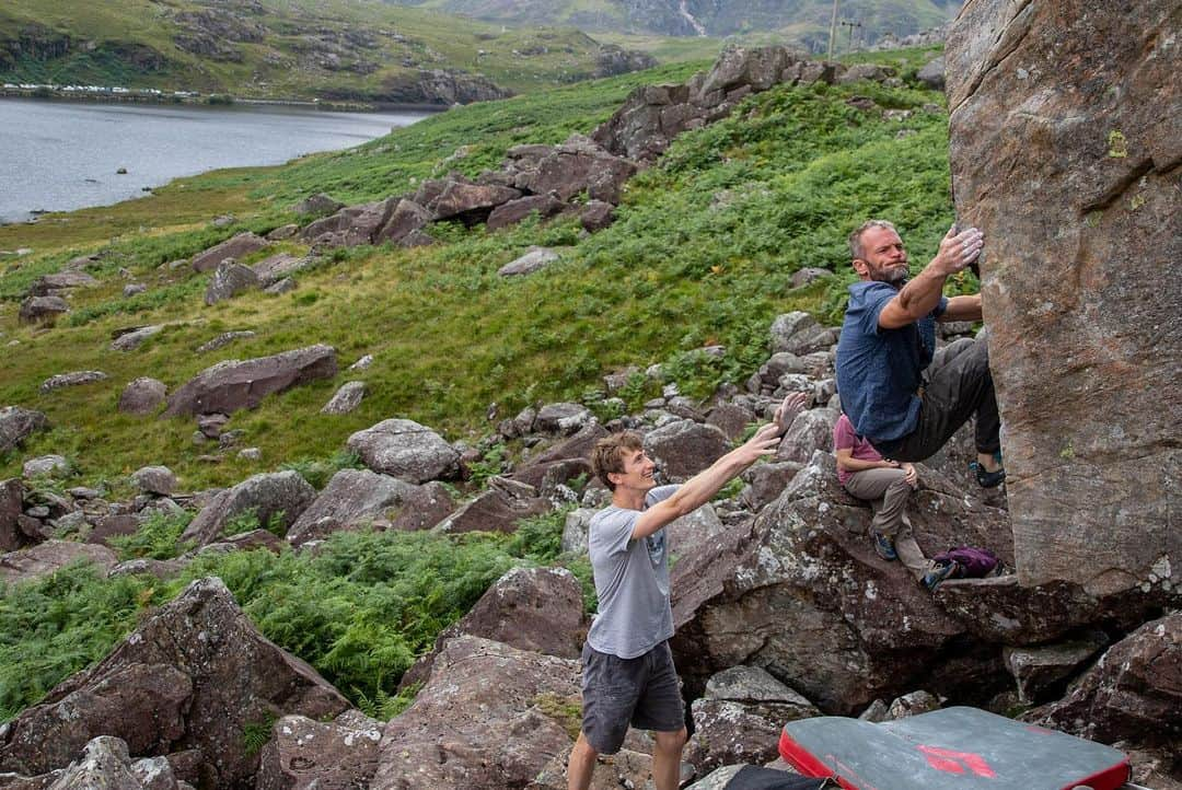 ヘイゼル・フィンドレーさんのインスタグラム写真 - (ヘイゼル・フィンドレーInstagram)「Some days bouldering are just such winners. I’ve never been that bothered about bouldering in the sense that I hardly ever know the name or the grade of whatever I’m trying. I just go out and play around and see my friends. The best days are the days you get the challenge level just right. ‘Just right’ in my mind means trying really hard but also making some kind of progress. You might send or you might not but the point is that you were heavily absorbed, trying hard and learning stuff. And I just had two days of that with good friends so I’m feeling pretty happy and very tired. 💪 ♥️ @blackdiamond @lasportivagram」8月4日 7時58分 - hazel_findlay