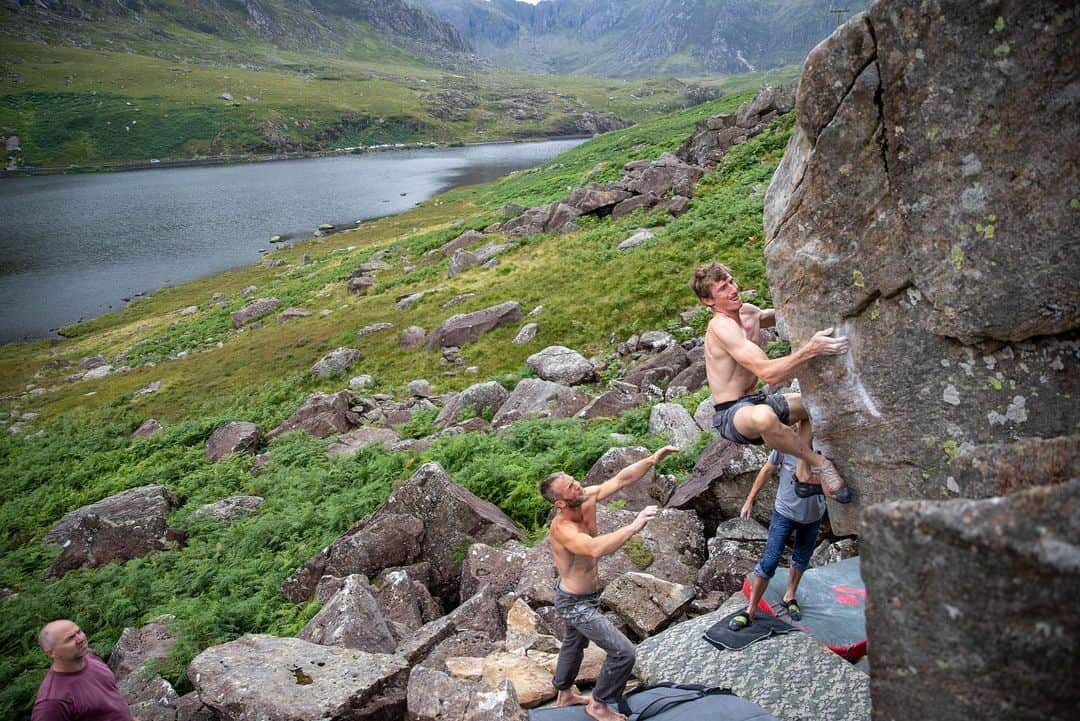 ヘイゼル・フィンドレーさんのインスタグラム写真 - (ヘイゼル・フィンドレーInstagram)「Some days bouldering are just such winners. I’ve never been that bothered about bouldering in the sense that I hardly ever know the name or the grade of whatever I’m trying. I just go out and play around and see my friends. The best days are the days you get the challenge level just right. ‘Just right’ in my mind means trying really hard but also making some kind of progress. You might send or you might not but the point is that you were heavily absorbed, trying hard and learning stuff. And I just had two days of that with good friends so I’m feeling pretty happy and very tired. 💪 ♥️ @blackdiamond @lasportivagram」8月4日 7時58分 - hazel_findlay