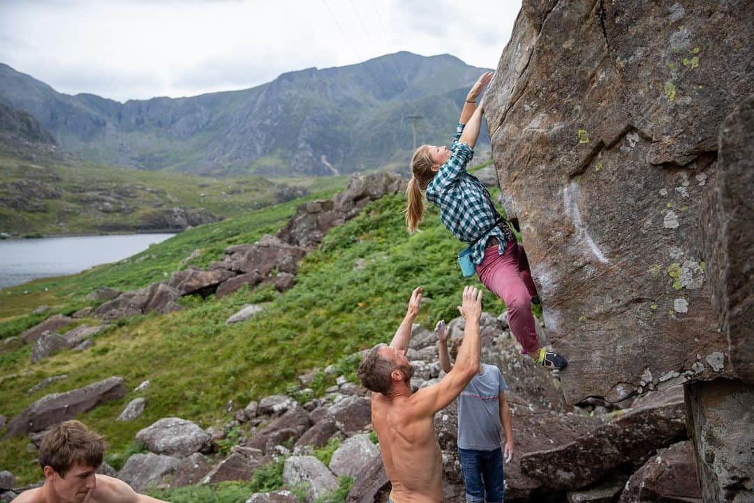 ヘイゼル・フィンドレーさんのインスタグラム写真 - (ヘイゼル・フィンドレーInstagram)「Some days bouldering are just such winners. I’ve never been that bothered about bouldering in the sense that I hardly ever know the name or the grade of whatever I’m trying. I just go out and play around and see my friends. The best days are the days you get the challenge level just right. ‘Just right’ in my mind means trying really hard but also making some kind of progress. You might send or you might not but the point is that you were heavily absorbed, trying hard and learning stuff. And I just had two days of that with good friends so I’m feeling pretty happy and very tired. 💪 ♥️ @blackdiamond @lasportivagram」8月4日 7時58分 - hazel_findlay