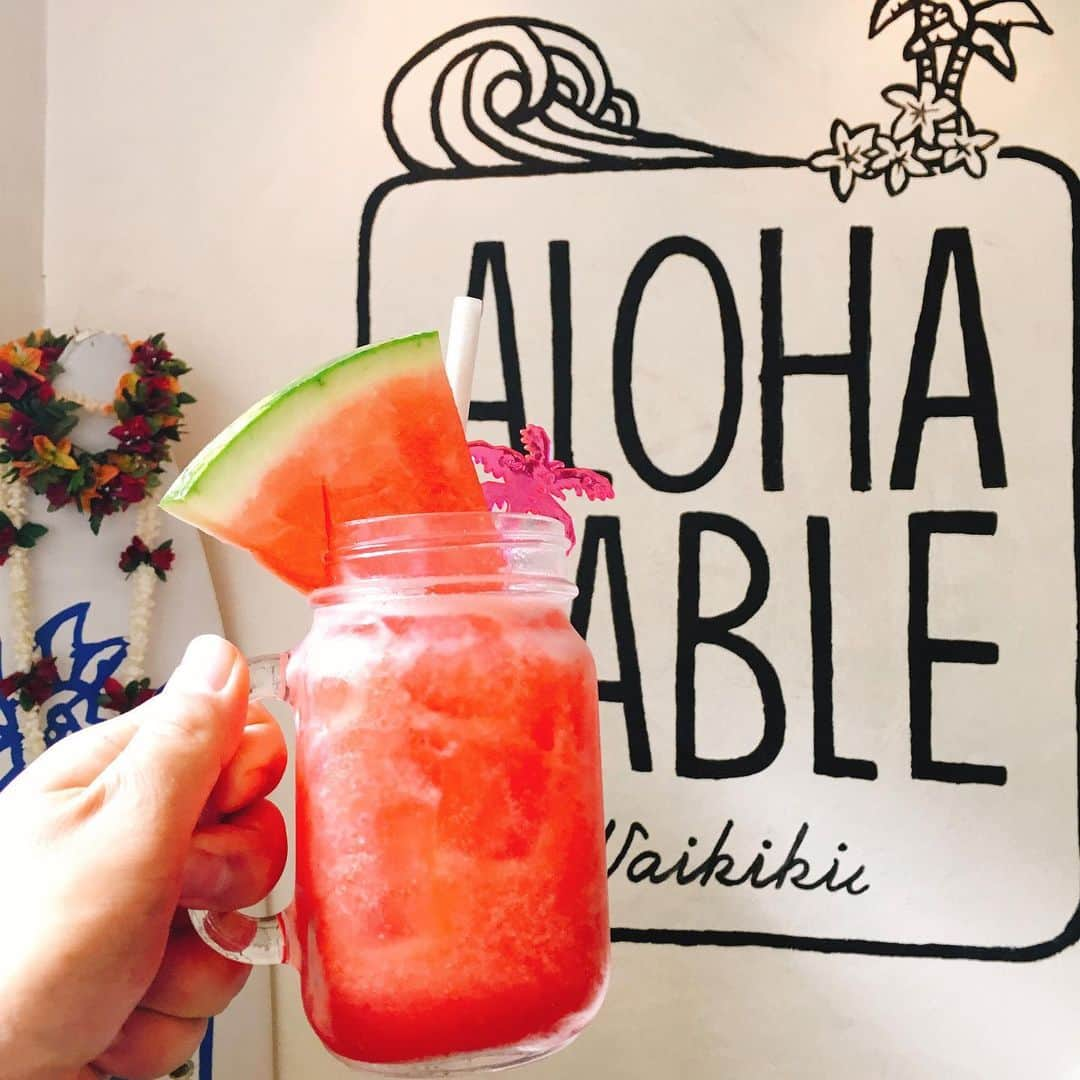 alohatable_waikikiさんのインスタグラム写真 - (alohatable_waikikiInstagram)「Island Watermelon 🍉 Juice #watermelonjuice  今年も始まりました！ ハワイ産のスイカを使った#フレッシュジュース  旅の疲れも癒す一杯🍹 #islandwatermelon #watermelon #freshjuice #naturalnutrients #hydrate #スイカ #スイカジュース  #ハワイ産 #waikikigourmet #hawaiigourmet #hawaiianfood #hawaiianrestaurant #hawaiisbestkitchens」8月4日 8時06分 - alohatable_waikiki