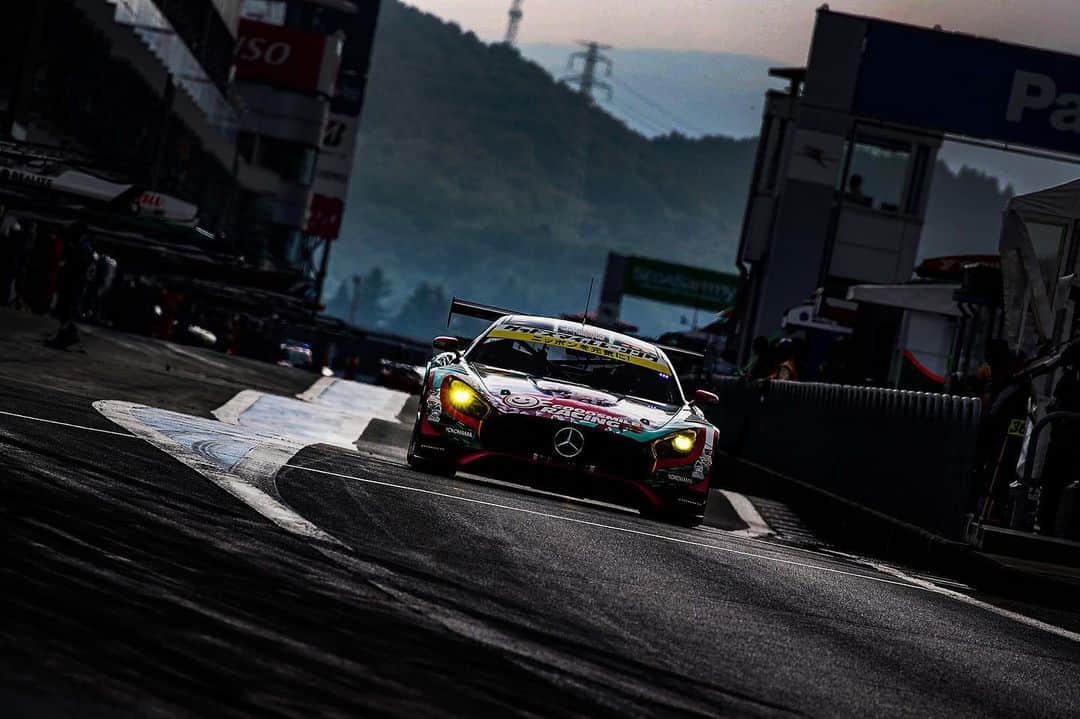 折原弘之のインスタグラム：「2029 Super GT  #supergt #gsr #taniguchinobuteru #kataokatatsuya #amg」