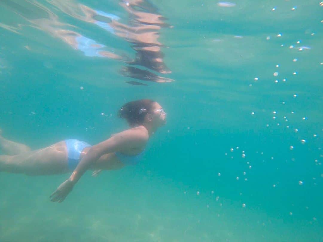 ベネット・マヤのインスタグラム：「Be a mermaid in a sea of fish 🧜‍♀️ #travelgram #ocean #friends #shirahama」