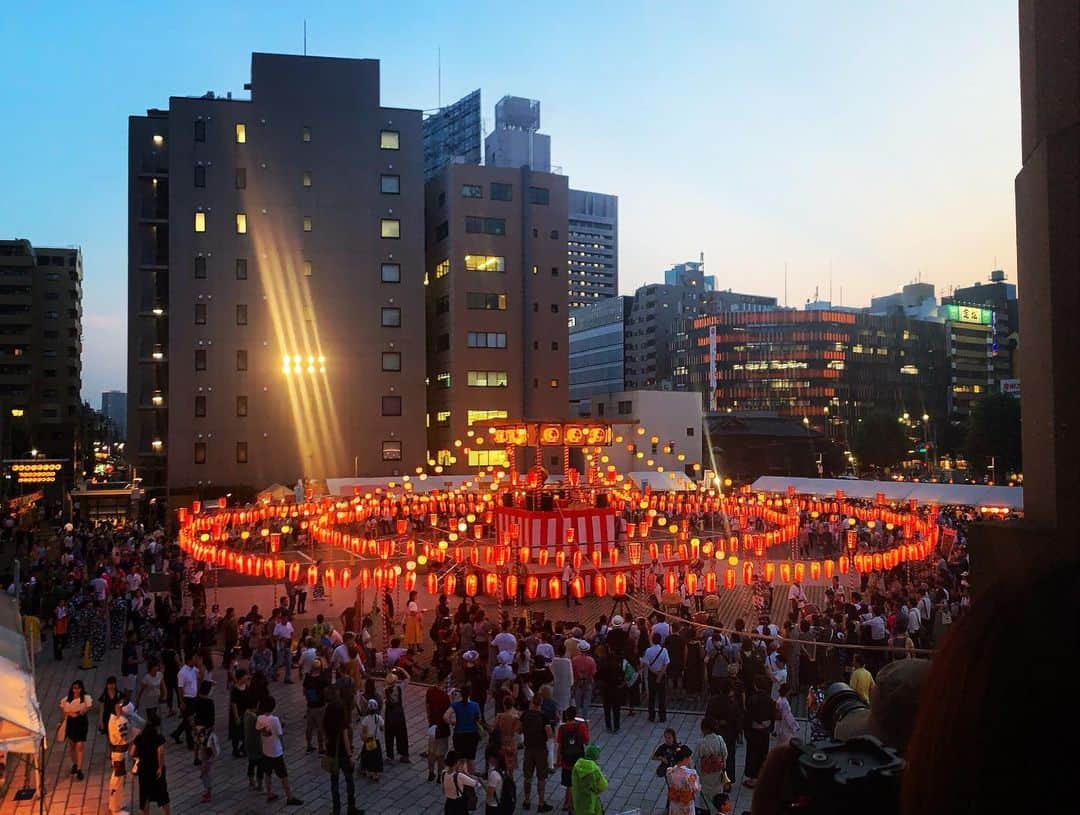 牛窪万里子さんのインスタグラム写真 - (牛窪万里子Instagram)「築地本願寺の夏祭り。  多くの人で賑わっていて提灯も華やかでした！  #築地本願寺 #夏祭り #提灯 #日本の夏 #盆踊り #instajapan  @tsukijihongwanji_official」8月4日 8時33分 - mariko_ushikubo