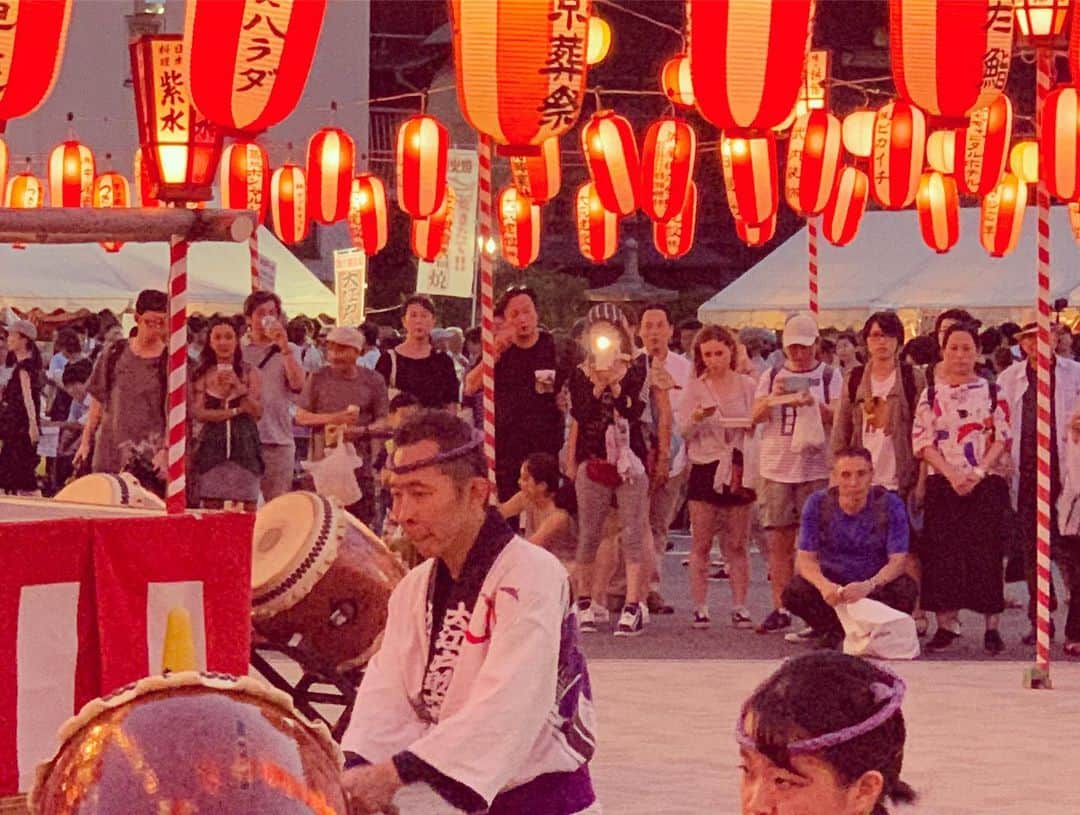 牛窪万里子さんのインスタグラム写真 - (牛窪万里子Instagram)「築地本願寺の夏祭り。  多くの人で賑わっていて提灯も華やかでした！  #築地本願寺 #夏祭り #提灯 #日本の夏 #盆踊り #instajapan  @tsukijihongwanji_official」8月4日 8時33分 - mariko_ushikubo
