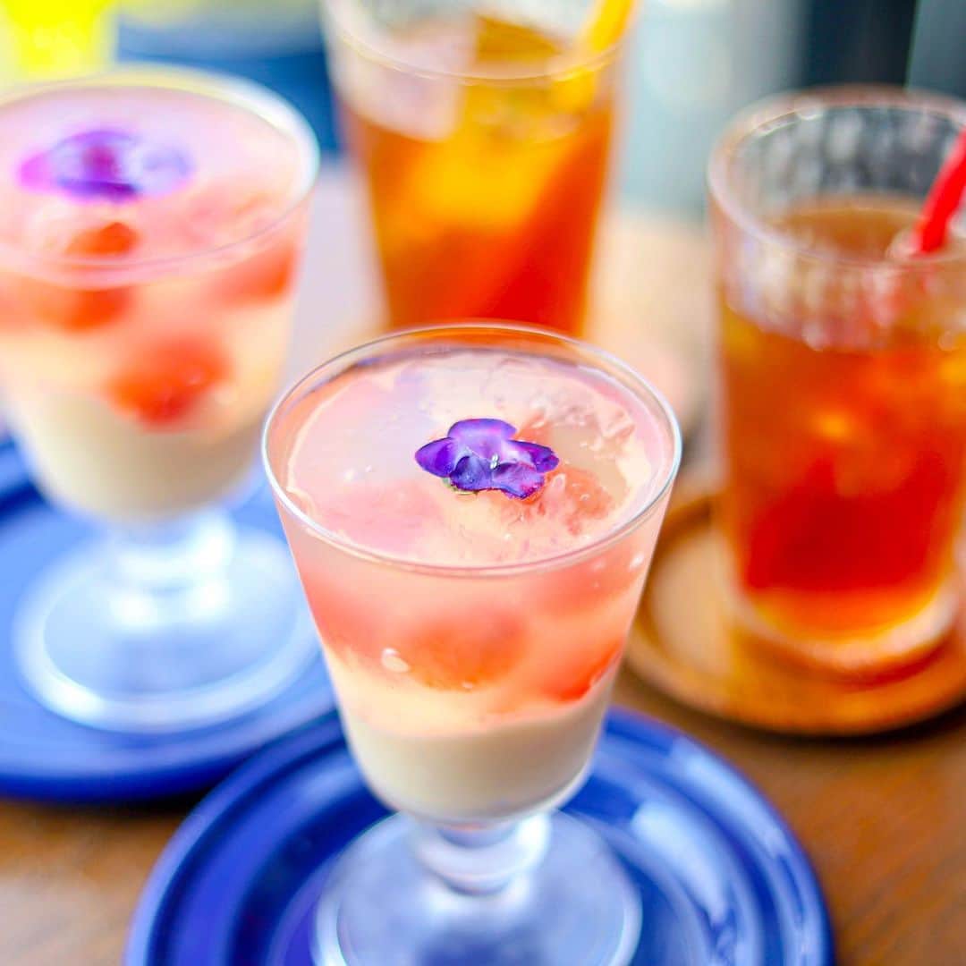 きょん。さんのインスタグラム写真 - (きょん。Instagram)「. .  喫茶ビジュゥ @cafebijou  淡いピンクの ゼリーに閉じ込められた まあるいスイカ。  影のない 15時すぎの おやつどきに 潤い結び。  #喫茶ビジュゥ #sweets#sendai#watermelon」8月4日 8時27分 - kyon_tokiiro