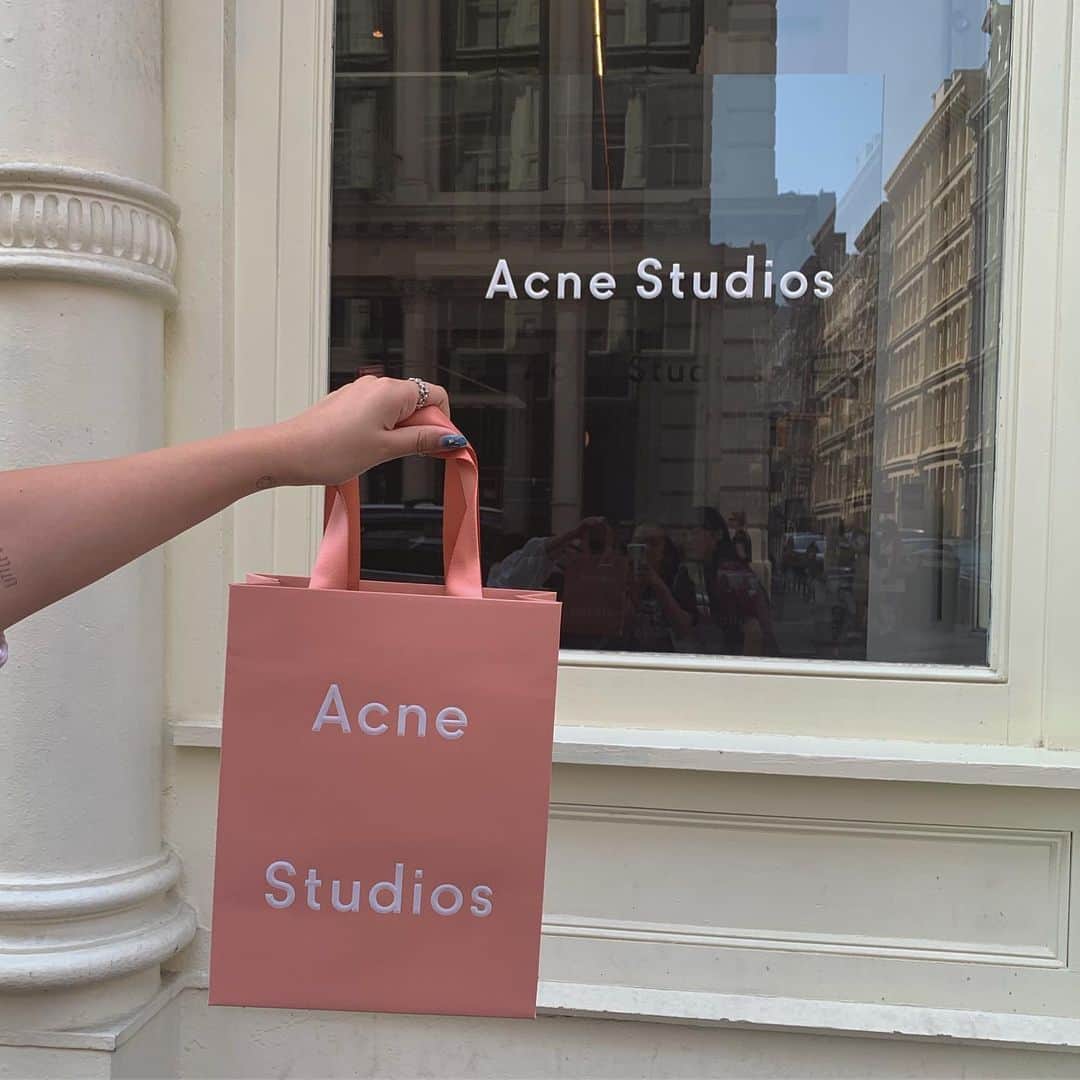 のインスタグラム：「Shooooooping day🐷💗 : : #newyork #ニューヨーク #soho #acnestudios」