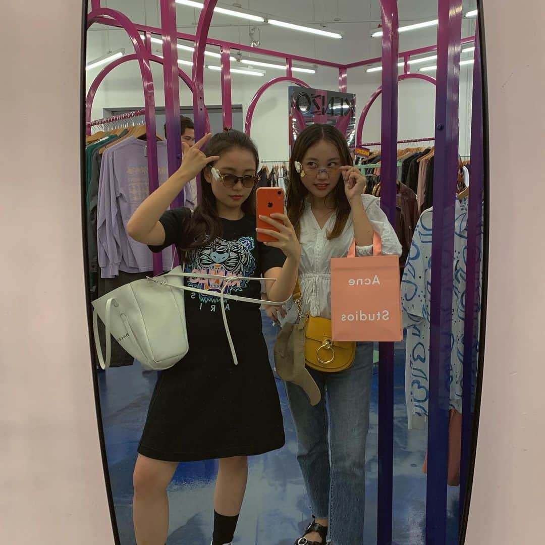 のインスタグラム：「Yeah, we r looking good 🙈」