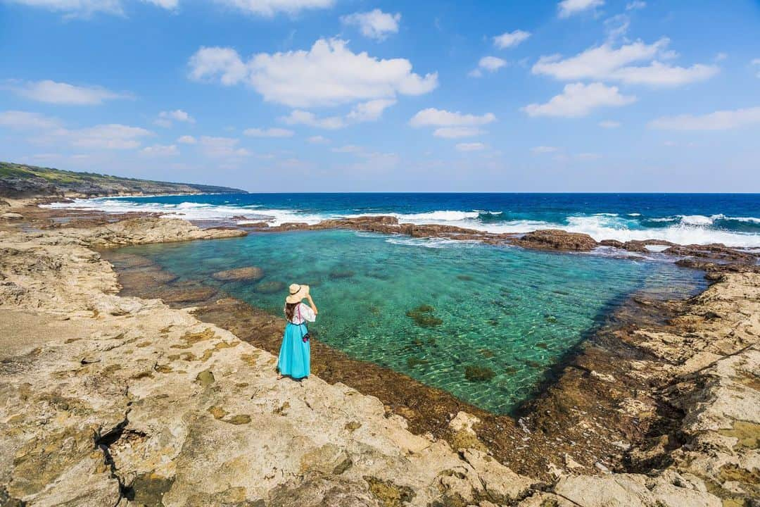 おきなわLikesさんのインスタグラム写真 - (おきなわLikesInstagram)「🌞太平洋直結のプール🏊‍♂️ . こちら南大東島にある #海軍棒プール です^ ^ 島の人たちが岩盤をくり抜いて作った ワイルドなプールで、太平洋と直結してるんですよ^ ^ . ちょうどここにいた時は、 干潮からの上げ潮だったので プールに少しづつ太平洋からの海が流れてきてましたよー^ ^ 満潮の時ではなく、干潮の時に行くのがオススメです^ ^ . という事で！今日は日曜日の朝！ みなさんいい１日をお過ごしくださいねー🌞！！ _______________________________________________________ #海軍棒プール#南大東島#大東島#うふあがり#うふあがり島#おきなわLikes#japan#okinawa#沖縄 _______________________________________________________ 過去投稿した南大東島はこちらから。↓↓ #おきなわLikes南大東島 _______________________________________________________ 音楽のご提供はこの方から↓↓↓ @masami.ueti 彼の過去の作品はこちらのタグから↓↓ #masamiueti」8月4日 8時39分 - okinawa_likes