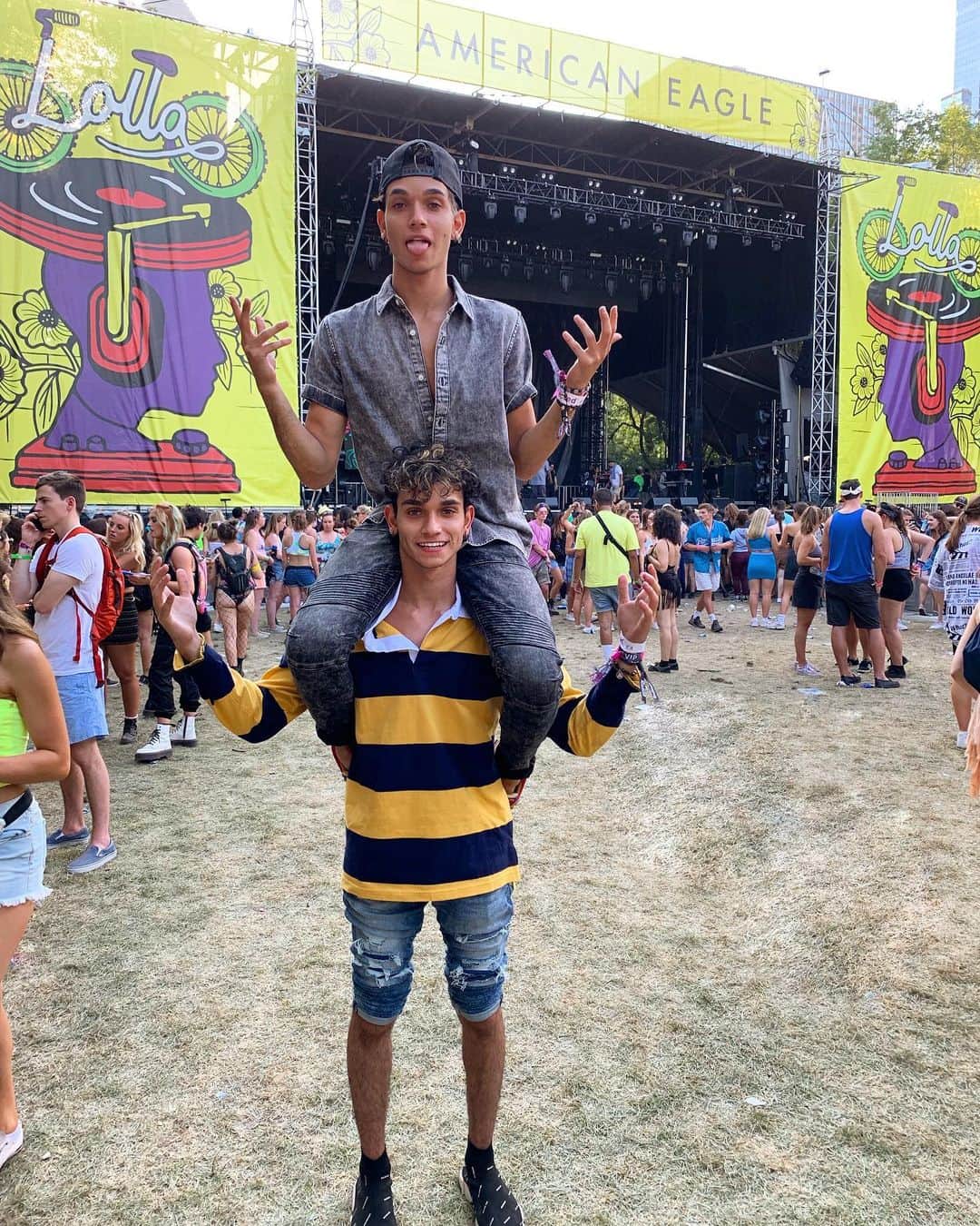 Lucas Dobreのインスタグラム：「Having a blast at #lollapalooza with @americaneagle #AExME #ad」
