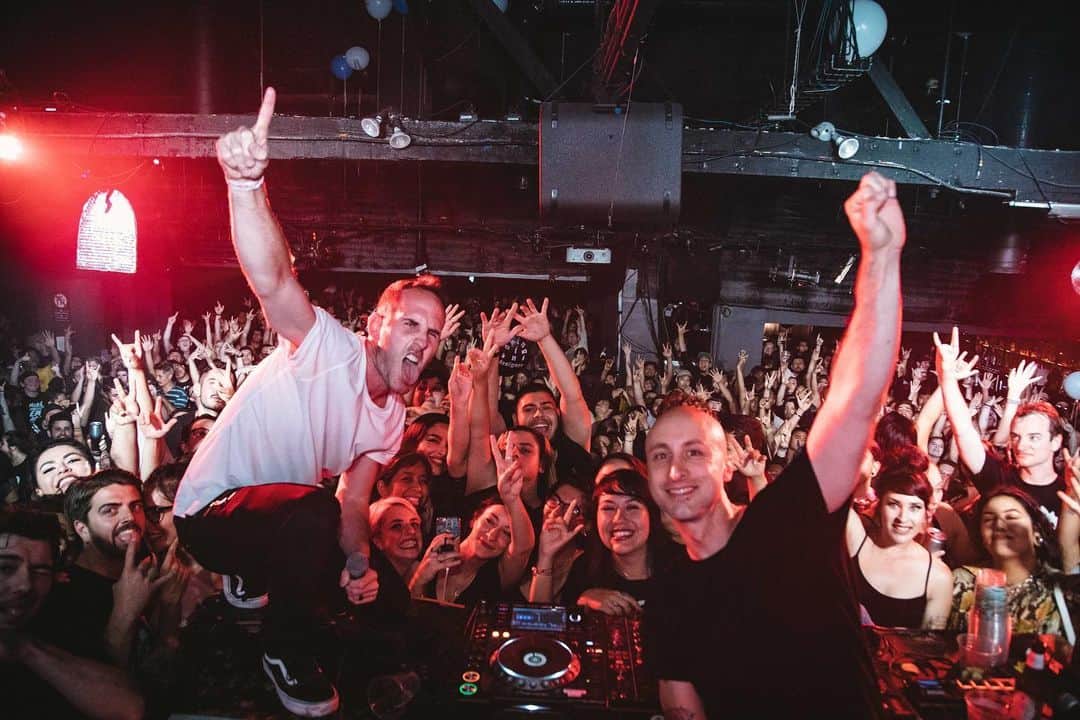 Simple Planさんのインスタグラム写真 - (Simple PlanInstagram)「Last night, @chuckcomeau and @jeffstinco took a little break from the studio to do a DJ set at @emonitela and it was epic! 🤘🏻🤘🏻🤘🏻 Thanks to everyone who sang along so loud and for all the sweaty hugs, selfies and high-fives! 🖤🖤🖤🙌🏻🙌🏻🙌🏻 @goodguychady」8月4日 8時57分 - simpleplan