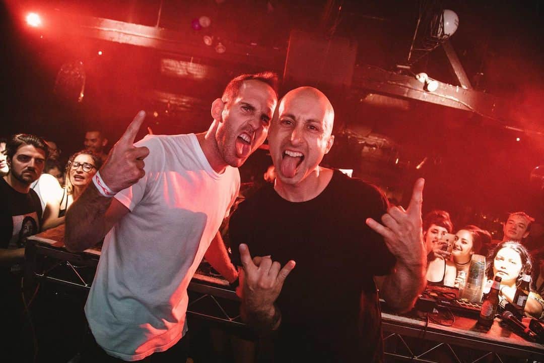 Simple Planさんのインスタグラム写真 - (Simple PlanInstagram)「Last night, @chuckcomeau and @jeffstinco took a little break from the studio to do a DJ set at @emonitela and it was epic! 🤘🏻🤘🏻🤘🏻 Thanks to everyone who sang along so loud and for all the sweaty hugs, selfies and high-fives! 🖤🖤🖤🙌🏻🙌🏻🙌🏻 @goodguychady」8月4日 8時57分 - simpleplan