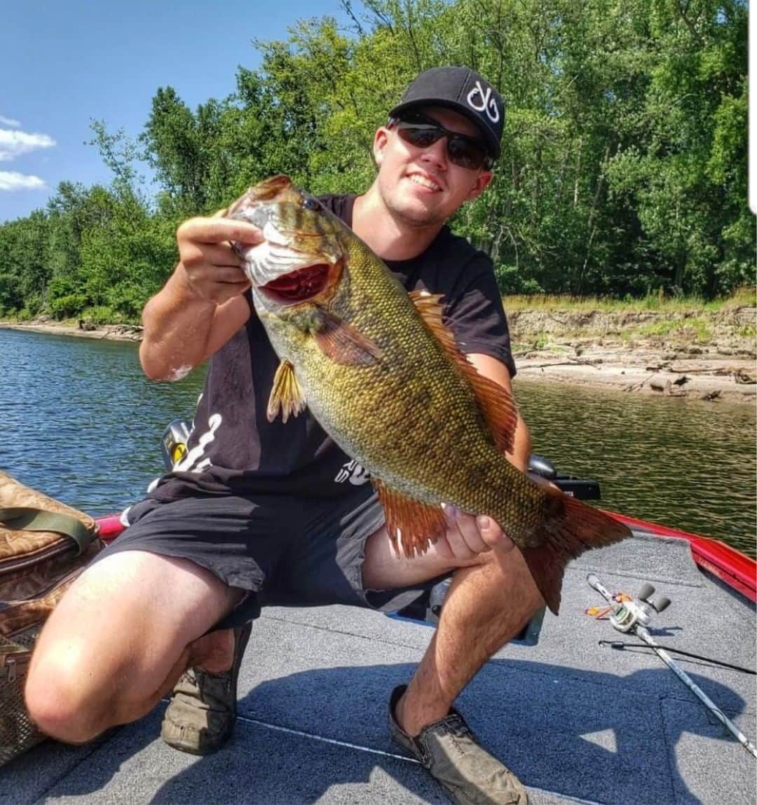 Filthy Anglers™さんのインスタグラム写真 - (Filthy Anglers™Instagram)「Smallie Saturday brought to you by @derekparsons_ from Massachusetts. He landed this smallie earlier this week. There  aren’t to many lakes in Mass that are holding smallies and if they are it’s typically kept quiet for good reason, great catch Derek you are Certified Filthy www.filthyanglers.com #bassfishing #fishing #filthyanglers #bass #smallmouthbass #teamfilthy #river #angler #nature」8月4日 9時01分 - filthyanglers