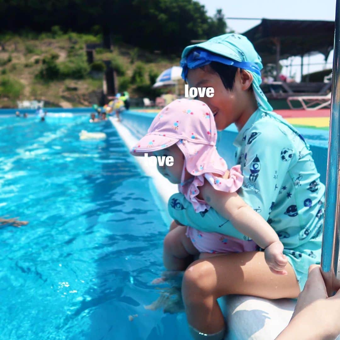 ayu kagawaさんのインスタグラム写真 - (ayu kagawaInstagram)「pool day🌈🌈🌈 毎年恒例の家族行事。 プール＆大宴会🍻  娘は初プール🏖❤️💛 プール後のお昼寝が気持ちよさそうだった😴💛 息子と娘の水着は @softgallery 💗💙 私は水着の上から @palinka_official の水着を着たよ！ これ本当気にせず子供達と遊べるから良い♡ （背中を鍛えようと決めた2019夏😑） ・ 夜の大宴会は相変わらず大盛り上がり！🎤私も久しぶりに本気で戦いごっこした✌️まだまだ子供達には負けない😏💪 ・ さて今からフェリーに乗って⛴お墓詣りへGO！ #poolday#summer #swimwear#softgallery#palinka #family#家族行事」8月4日 9時01分 - ayuyunyun