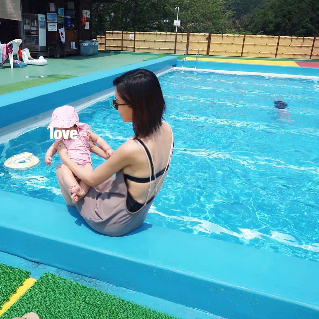 ayu kagawaさんのインスタグラム写真 - (ayu kagawaInstagram)「pool day🌈🌈🌈 毎年恒例の家族行事。 プール＆大宴会🍻  娘は初プール🏖❤️💛 プール後のお昼寝が気持ちよさそうだった😴💛 息子と娘の水着は @softgallery 💗💙 私は水着の上から @palinka_official の水着を着たよ！ これ本当気にせず子供達と遊べるから良い♡ （背中を鍛えようと決めた2019夏😑） ・ 夜の大宴会は相変わらず大盛り上がり！🎤私も久しぶりに本気で戦いごっこした✌️まだまだ子供達には負けない😏💪 ・ さて今からフェリーに乗って⛴お墓詣りへGO！ #poolday#summer #swimwear#softgallery#palinka #family#家族行事」8月4日 9時01分 - ayuyunyun