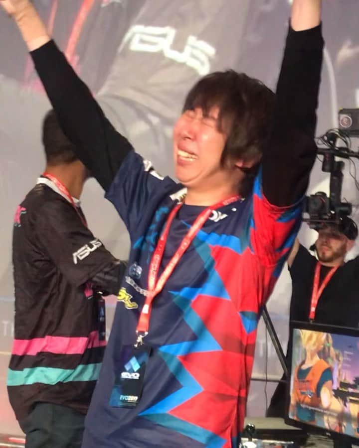 石川龍のインスタグラム：「※音出ます。 ラスベガスで開催中の世界最大の格闘ゲームの祭典『EVO2019』を取材中です。大会は3日間にわたって開催されていて、『ストリートファイターV』や『鉄拳7』などのタイトルごとに勝ち抜き方式で試合が行われます。 そんな中、注目タイトルのひとつである『ドラゴンボールファイターズ』の決勝戦が行われました。 決勝の舞台に立ったのは日本のGO1選手とアメリカのSonicFox選手。実はこの二人、去年の同大会でも決勝戦を戦い、SonicFox選手が優勝を飾りました。GO1選手にとっては因縁の相手とのリベンジマッチです。 激闘を制したのはなんとGO1選手。勝利の瞬間、突っ伏して涙を流したGO1選手の並々ならぬ想いが伝わってきて目頭が熱くなりました。 GO1選手本当におめでとうございます！たかがゲームでしょ？という人は最近少なくなったのかもしれないですが、ぜひこの動画を観てみてほしいです。 #CAGWIN #EVO #EVO2019 #GO1 #eスポーツ #esports」