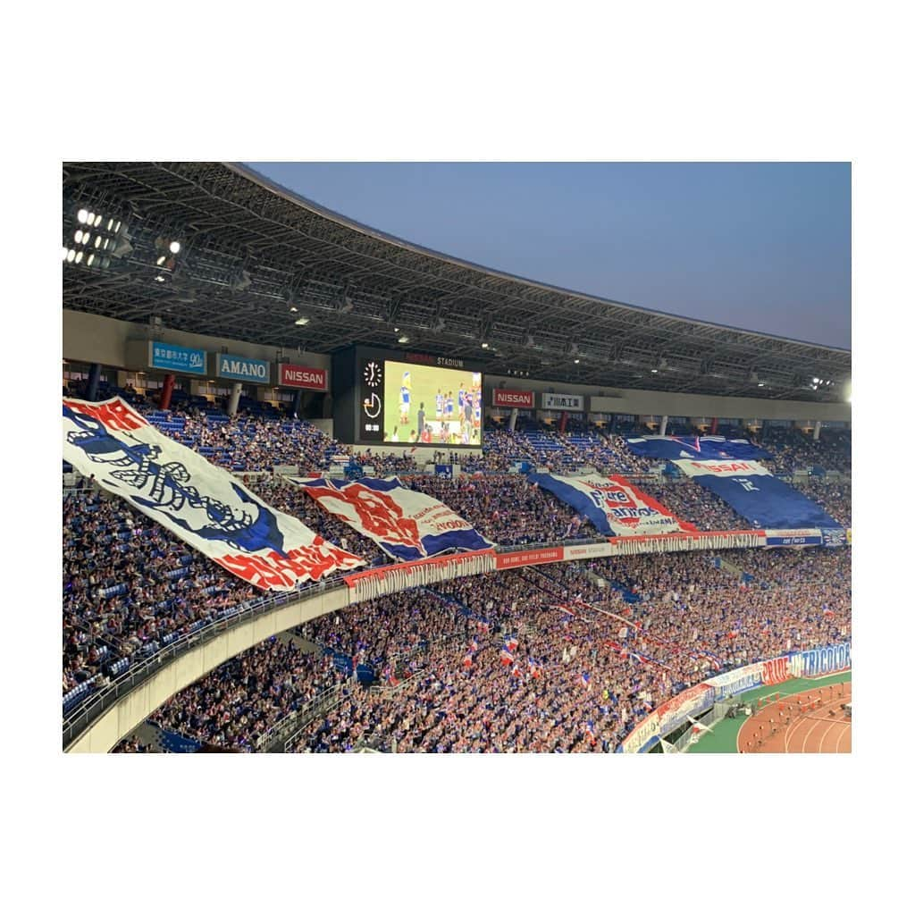 楠紗友里さんのインスタグラム写真 - (楠紗友里Instagram)「#⚽️ 昨夜はマリノスVSエスパルスへ✨ 試合前、スタジアムがめちゃくちゃ映えでした😍😍 試合は今季初めてホームで負けてしまって、とても悔しい結果に…😭 来週の鹿島戦に望みを託しますっ🙏✨ そういえば、昨日も #Minmi さんの生歌聴けました☺️お得感♡笑 #横浜 #日産スタジアム #横浜fマリノス #清水エスパルス #サッカー観戦 #トリコロール 好き❣️ #football #soccer #sports #game #jリーグ #yokohama #instagood #さゆスポ」8月4日 9時07分 - sayuri_kusunoki