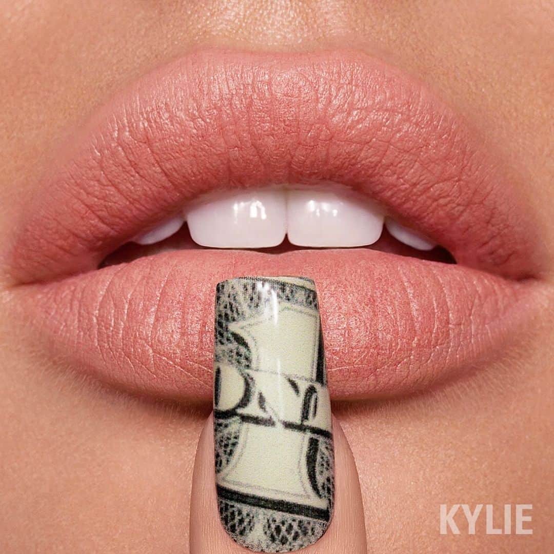 Kylie Cosmeticsさんのインスタグラム写真 - (Kylie CosmeticsInstagram)「MONEY MINDSET matte lipstick 💸 coming 8/10 at 9am pst with Birthday Collection ✨」8月4日 9時07分 - kyliecosmetics