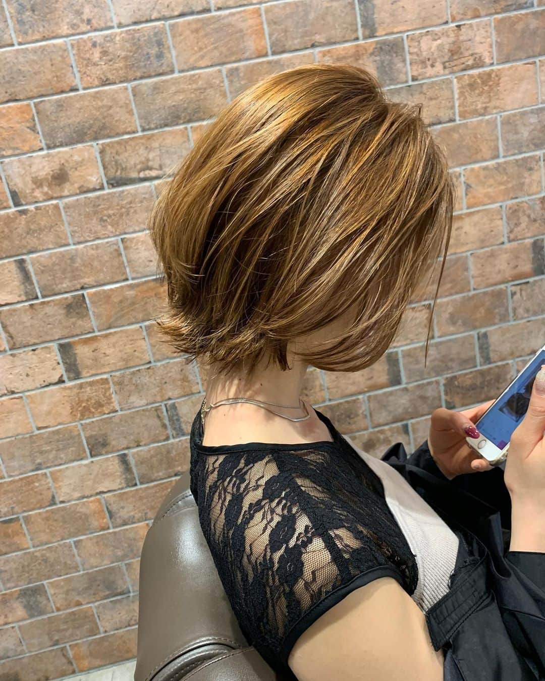 鮫島邦明のインスタグラム：「外ハネショートスタイル #ハイライト #アッシュカラー #梅田美容室 #梅田美容院 #ヘア#梅田ヘアスタイル #髪型 #ヘアセット #ヘアメイク #キラ水 #グラデーション #ホリスティックカラー #ヘアアレンジ #アレンジ #就活 #美容学生 #美容専門学校#gu #snidel #梅田美容師 #モデル #サロンモデル #サロモ #ヘアカタ #ショートヘア#ショート #aujua --------------------------------------. 梅田と東京出店を計画中 スタッフ募集中メッセージくださいね★ AVANCE.CROSStuin梅田茶屋町 TEL06-6377-7211 AVANCE.CROSSmel c西梅田 TEL06-6348-2050 gif.hair TEL06-6377-7277 AVANCE.京橋 TEL06-6356-1555」