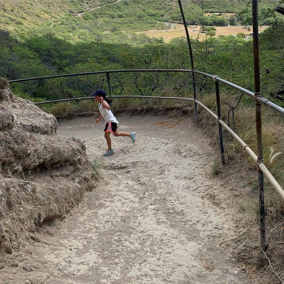 正中雅子さんのインスタグラム写真 - (正中雅子Instagram)「Diamond head hike👟⛰ * ずっとやってみたかった事の１つ！ * まさかの、スタート地点から主人の抱っこではギャン泣きで私がおんぶして登り降りすることに😂笑！←超絶ママっ子だから少し予想はしていた🙄 * 6歳の娘ともうすぐ2歳の息子おんぶしていけるんかな？と不安になったけど登るって決めてたしやってみたら 想像以上に行きも帰りも余裕だった！笑🧡 * 娘に関しては、帰りは走って降りていって父母の方がついて行く感じでした⛰笑 * 暑かったので頭から水をかけて、冒険みたいで楽しかったみたい！ * 娘の成長も感じ家族4人でいい経験が出来ました👌 * 最高に気持ちよかった💛 * #Diamondhead#Diamondheadhike #ダイヤモンドヘッド #hawaii #hawaii#ハワイ# #hawaiitrip#子連れハワイ#familytravel #waikiki #masacotravel#夏休み#vacation#家族旅行」8月4日 9時23分 - masacoshonaka