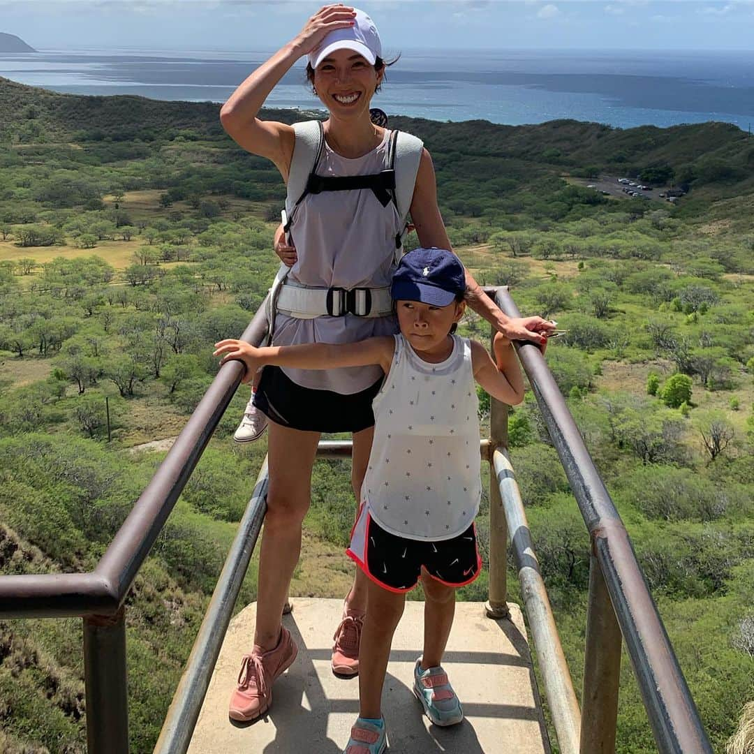 正中雅子さんのインスタグラム写真 - (正中雅子Instagram)「Diamond head hike👟⛰ * ずっとやってみたかった事の１つ！ * まさかの、スタート地点から主人の抱っこではギャン泣きで私がおんぶして登り降りすることに😂笑！←超絶ママっ子だから少し予想はしていた🙄 * 6歳の娘ともうすぐ2歳の息子おんぶしていけるんかな？と不安になったけど登るって決めてたしやってみたら 想像以上に行きも帰りも余裕だった！笑🧡 * 娘に関しては、帰りは走って降りていって父母の方がついて行く感じでした⛰笑 * 暑かったので頭から水をかけて、冒険みたいで楽しかったみたい！ * 娘の成長も感じ家族4人でいい経験が出来ました👌 * 最高に気持ちよかった💛 * #Diamondhead#Diamondheadhike #ダイヤモンドヘッド #hawaii #hawaii#ハワイ# #hawaiitrip#子連れハワイ#familytravel #waikiki #masacotravel#夏休み#vacation#家族旅行」8月4日 9時23分 - masacoshonaka