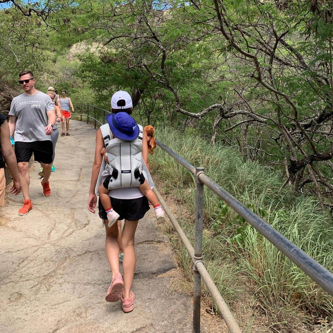 正中雅子さんのインスタグラム写真 - (正中雅子Instagram)「Diamond head hike👟⛰ * ずっとやってみたかった事の１つ！ * まさかの、スタート地点から主人の抱っこではギャン泣きで私がおんぶして登り降りすることに😂笑！←超絶ママっ子だから少し予想はしていた🙄 * 6歳の娘ともうすぐ2歳の息子おんぶしていけるんかな？と不安になったけど登るって決めてたしやってみたら 想像以上に行きも帰りも余裕だった！笑🧡 * 娘に関しては、帰りは走って降りていって父母の方がついて行く感じでした⛰笑 * 暑かったので頭から水をかけて、冒険みたいで楽しかったみたい！ * 娘の成長も感じ家族4人でいい経験が出来ました👌 * 最高に気持ちよかった💛 * #Diamondhead#Diamondheadhike #ダイヤモンドヘッド #hawaii #hawaii#ハワイ# #hawaiitrip#子連れハワイ#familytravel #waikiki #masacotravel#夏休み#vacation#家族旅行」8月4日 9時23分 - masacoshonaka