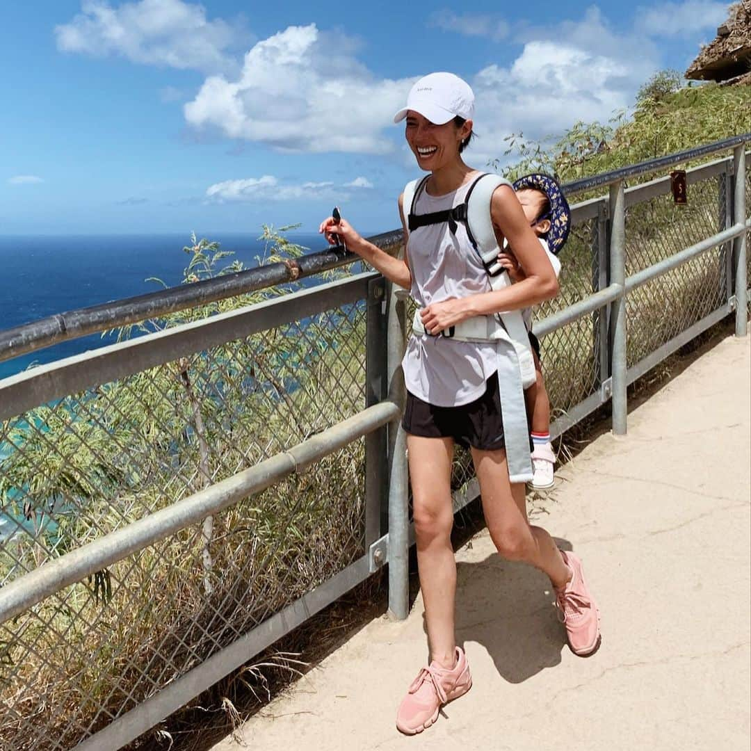 正中雅子さんのインスタグラム写真 - (正中雅子Instagram)「Diamond head hike👟⛰ * ずっとやってみたかった事の１つ！ * まさかの、スタート地点から主人の抱っこではギャン泣きで私がおんぶして登り降りすることに😂笑！←超絶ママっ子だから少し予想はしていた🙄 * 6歳の娘ともうすぐ2歳の息子おんぶしていけるんかな？と不安になったけど登るって決めてたしやってみたら 想像以上に行きも帰りも余裕だった！笑🧡 * 娘に関しては、帰りは走って降りていって父母の方がついて行く感じでした⛰笑 * 暑かったので頭から水をかけて、冒険みたいで楽しかったみたい！ * 娘の成長も感じ家族4人でいい経験が出来ました👌 * 最高に気持ちよかった💛 * #Diamondhead#Diamondheadhike #ダイヤモンドヘッド #hawaii #hawaii#ハワイ# #hawaiitrip#子連れハワイ#familytravel #waikiki #masacotravel#夏休み#vacation#家族旅行」8月4日 9時23分 - masacoshonaka