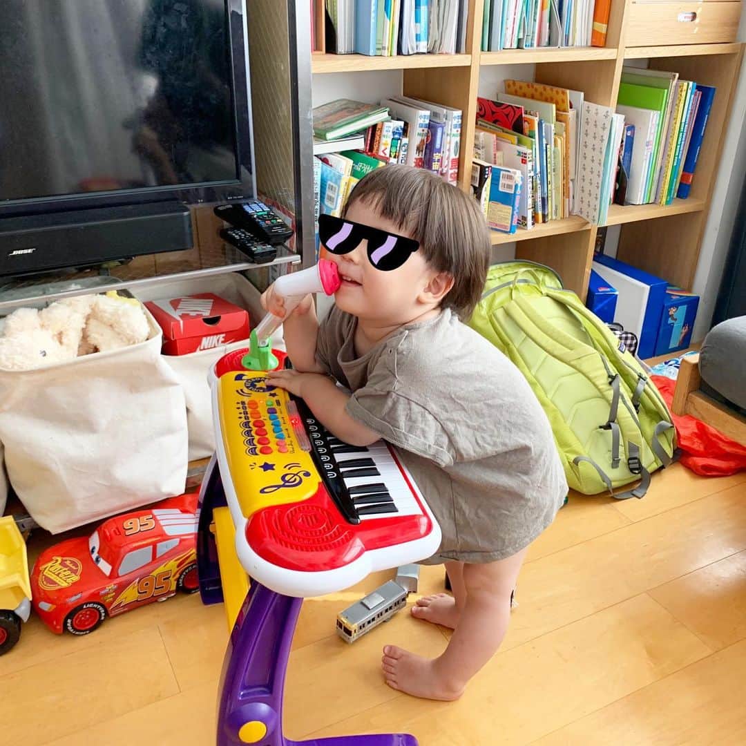 のインスタグラム：「家族で友人宅のプールに。。。 知らないおもちゃが沢山で、小室さん状態。笑 プールも入って、お友達と沢山遊んで、充実感満載な午後になりました。美味しいお食事もいっぱいあって親も幸せ。 楽しかったね😊❤️✨ 今日はこれから、アッコにおまかせ！生放送です。 TBS 11:45〜見てね❤️ . . #instagood #pool #family #ご近所 #小室さん」