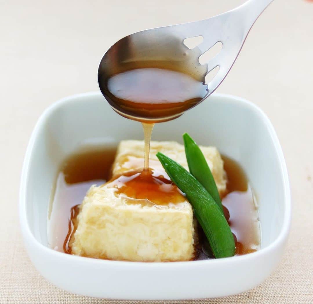 UchiCookのインスタグラム：「Why buy two when you need one? The stainless steel Strainer Spoon serves as a strainer and serving spoon so you can drain and serve with or without the broth! Great for soup, desserts, cereal and all other dishes 😋 www.uchicook.com ♨️ — #uchicook #steamgrill #strainer #foodart #kitchenware #kitchenutensils #cookware #cheflife #homechef #foodie #foodstagram」
