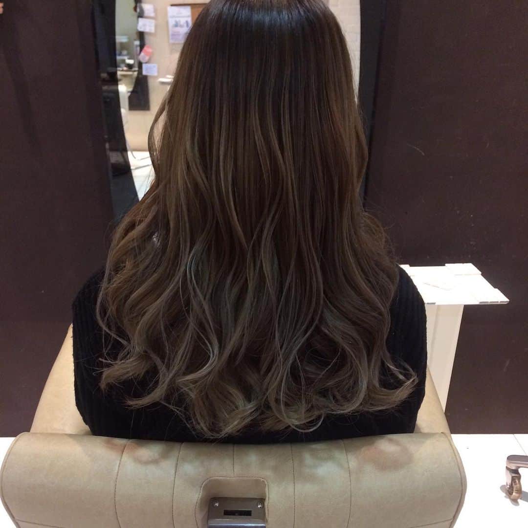 【北堀江・美容室 peaks hair】のインスタグラム：「シルバーグラデーション☆  #peakshair #ピークスヘアー#堀江#北堀江#美容室##Instahair#hairstyle#Instafashion#イルミナカラー#小顔#美意識#おしゃれな人と繋がりたい#おしゃれ#お洒落#ヘアアレンジ」