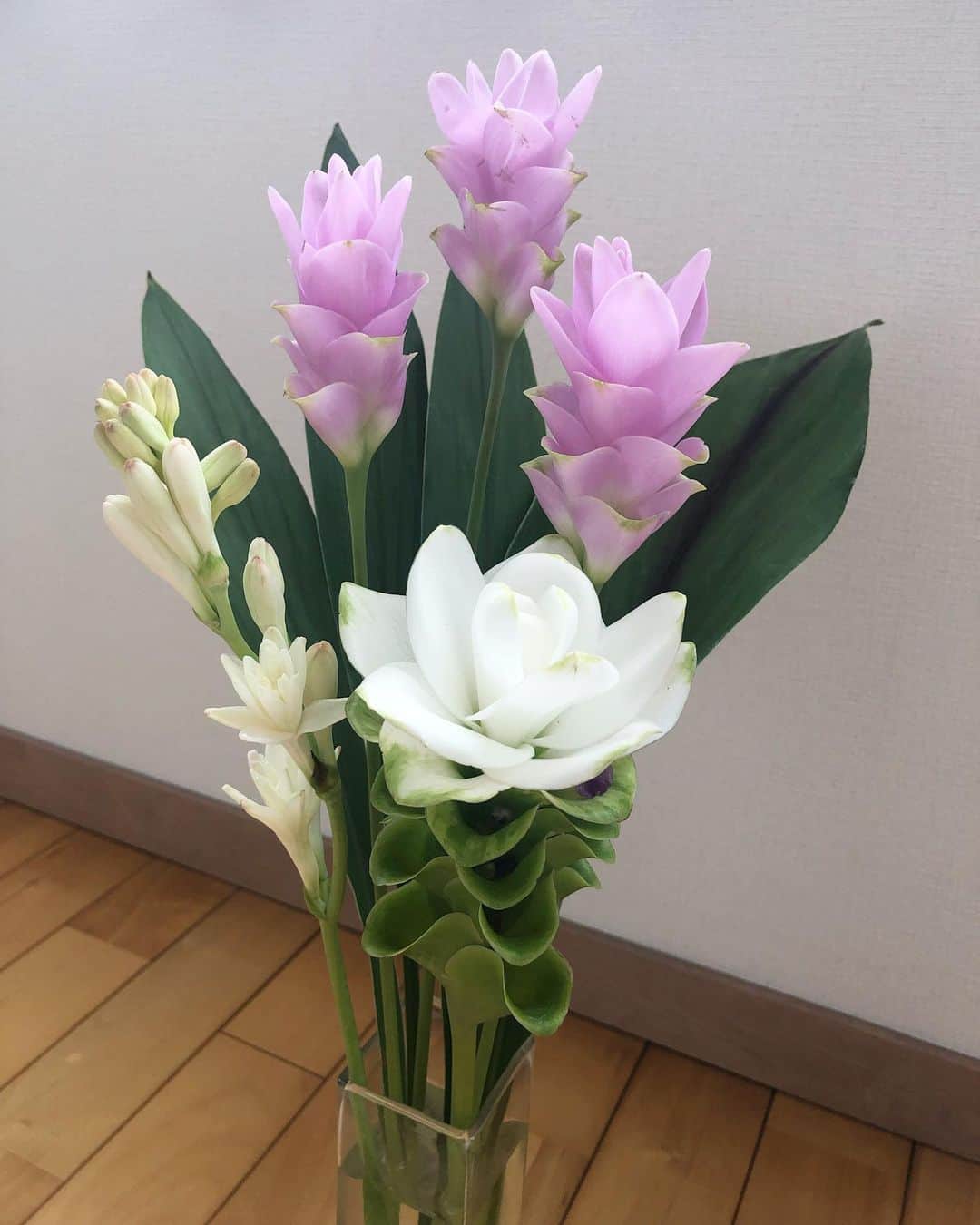 純名里沙さんのインスタグラム写真 - (純名里沙Instagram)「南国の花をお部屋に💐 左端の白いお花もいい匂い✨ ・ #お花 #flower #いい香り #南国の花 #お花大好き #一目惚れ」8月4日 9時29分 - risajunna3158