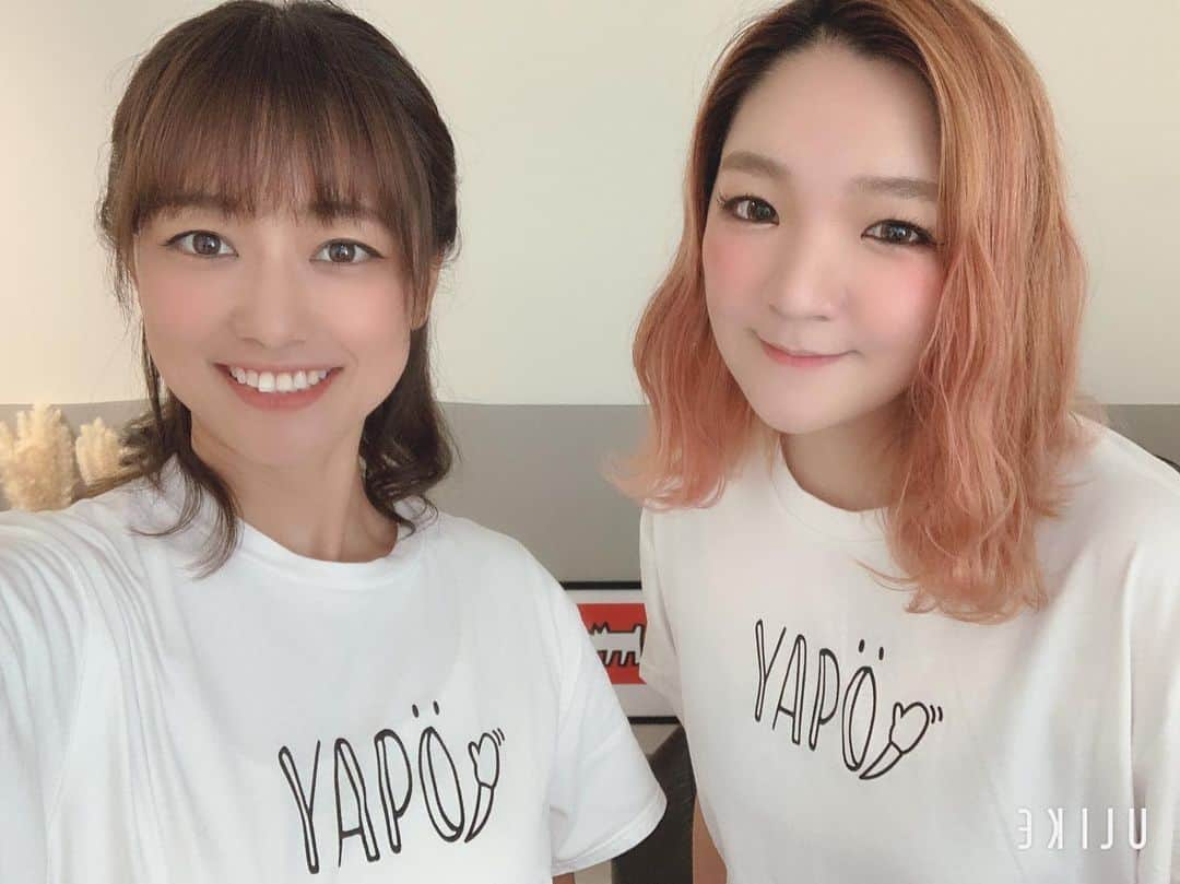 彼方茜香さんのインスタグラム写真 - (彼方茜香Instagram)「YAPO♥ 今日のイベントを手伝ってくれるヘアメイクのAYAちゃん♪ 髪の毛もSETしてもらったし準備完了ですっ！！ たーのーしーもーっ‪⸜(*ˊᵕˋ* )⸝‬ #ロフトプラスワンウエスト #わちゃわちゃしたトークイベント #sarynグッズ YAPOTシャツ #ネット販売はまだ未定 #各アイテムは数量限定 #sarynitem」8月4日 9時44分 - serikaochikata