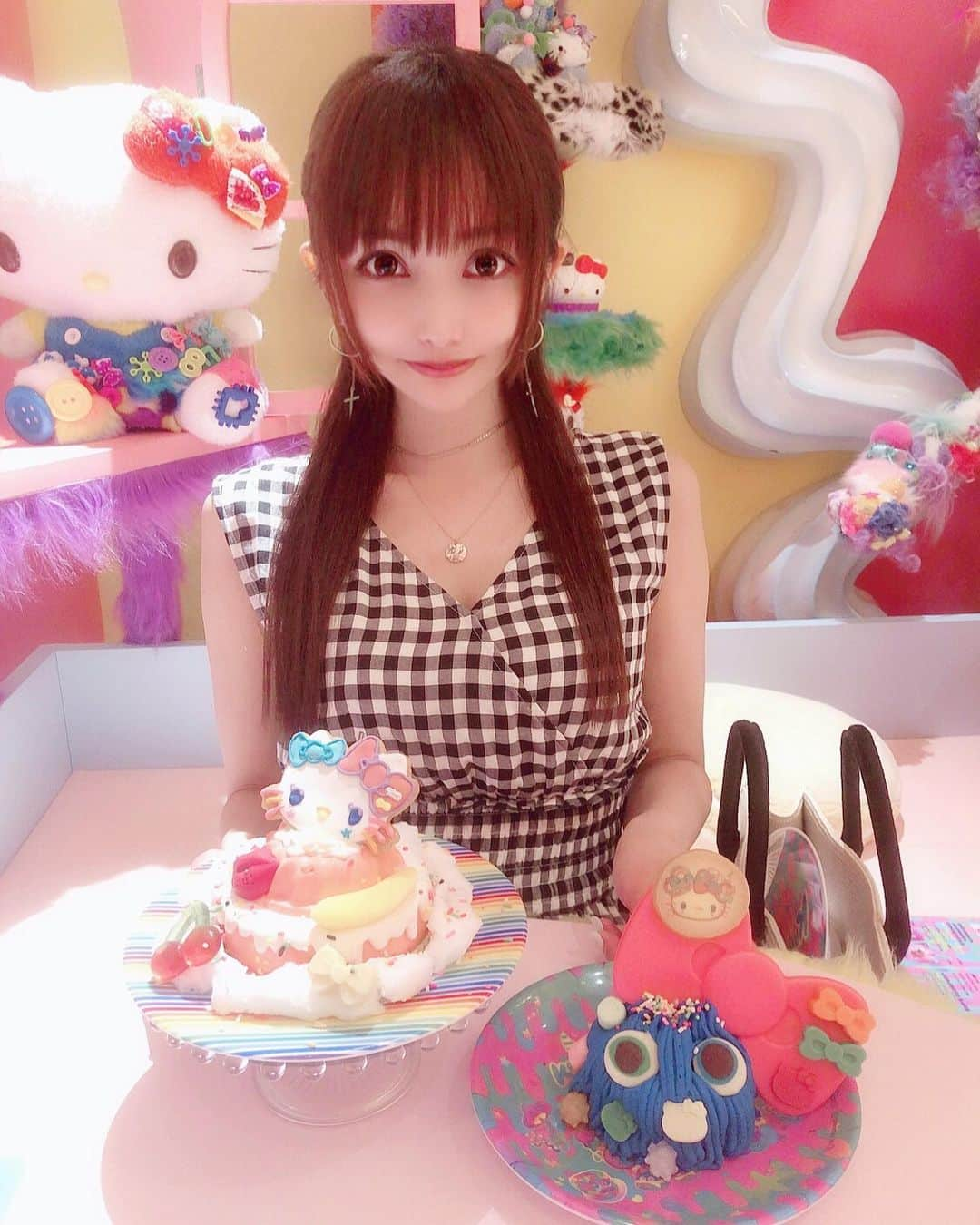 宇佐美あいりさんのインスタグラム写真 - (宇佐美あいりInstagram)「#おはよう さぎ🐰💓デザートは可愛いキティちゃんの原宿×KAWAII×キティのスイーツゴーランドケーキとMRチョッピーの原宿デコラップケーキ👻💕どれも可愛いくて食べるのがもったいない😋#KMCSHOWCASE#KAWAIIMONSTERCAFE#Sweets#HelloKitty#HelloKitty#キティちゃん#キティの部屋#room#MRチョッピー#ハンバーガー#カラフルポップバーガー#スイーツゴーランドケーキ#チョッピーの原宿デコラップケーキ#モンスターカフェ#カワイイモンスターカフェ#monster#期間限定#コラボ#レインボー#カラフル#オシャレ#可愛い#原宿#harajuku#shibuya#親友#date#japanesegirl#followme」8月4日 9時39分 - airi.usami_official