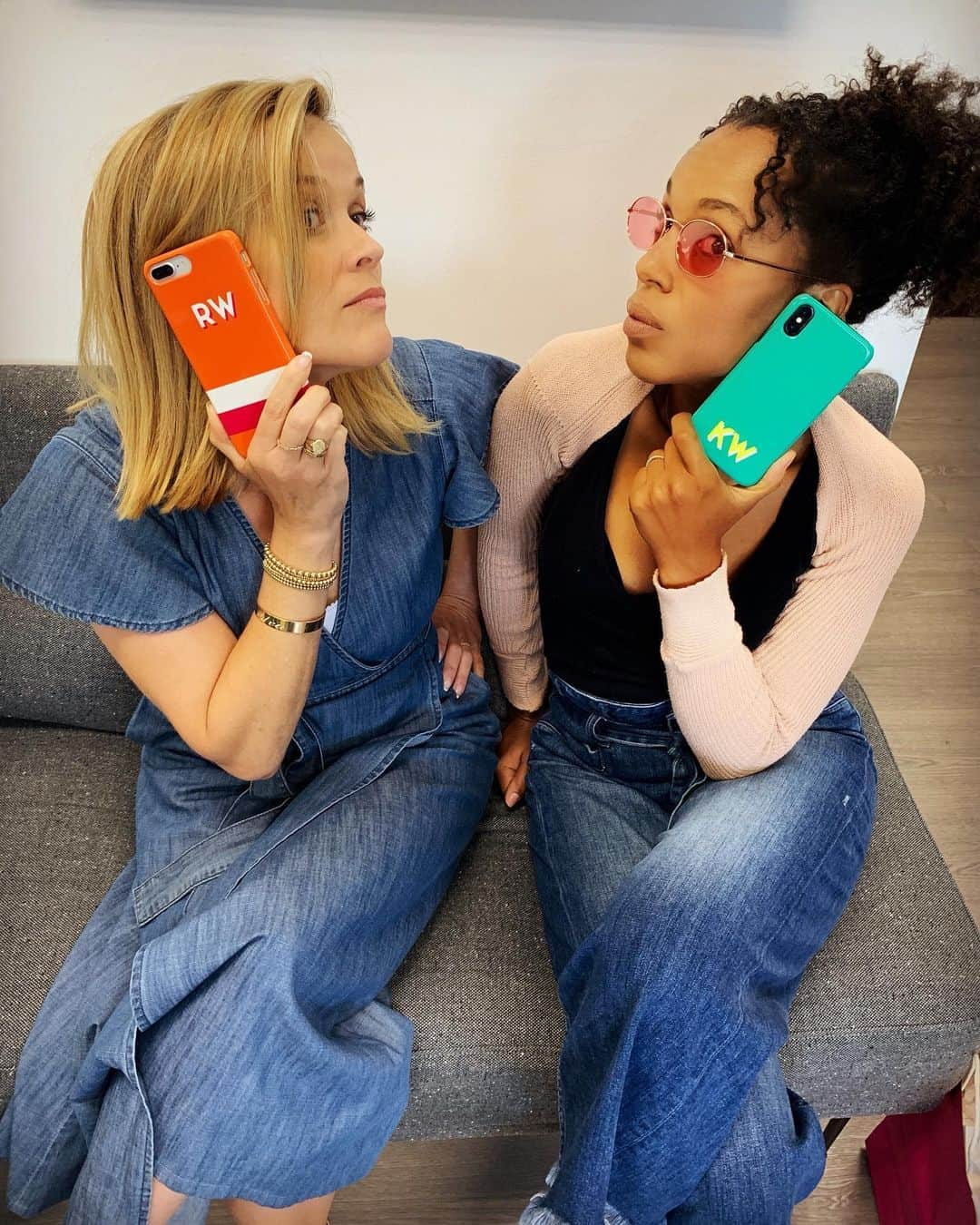 ケリー・ワシントンさんのインスタグラム写真 - (ケリー・ワシントンInstagram)「Hanging with the work wife. 🤣  #littlefireseverywhere 🔥🔥🔥」8月4日 9時40分 - kerrywashington