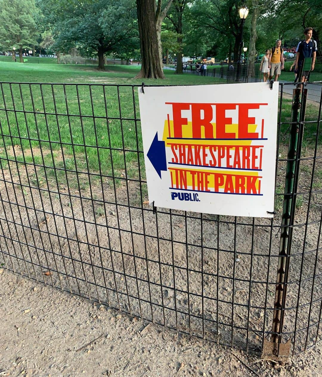 ベラミー・ヤングさんのインスタグラム写真 - (ベラミー・ヤングInstagram)「This City. 🥰 Giving us all free #ShakespeareInThePark 😍 Thank you @publictheaterny ! And thank you #DanielSullivan for a SEARING production of #Coriolanus. BRAVO to the cast & crew- especially my dear, ever-BRILLIANT #KateBurton. 🤩 And thank you, #Shakespeare , for always trying to hold the mirror up. Just another reminder for us all to be kind to each other. To know our own mind & heart. To listen. ❤️🎭❤️🎭❤️🎭」8月4日 9時42分 - bellamyyoung