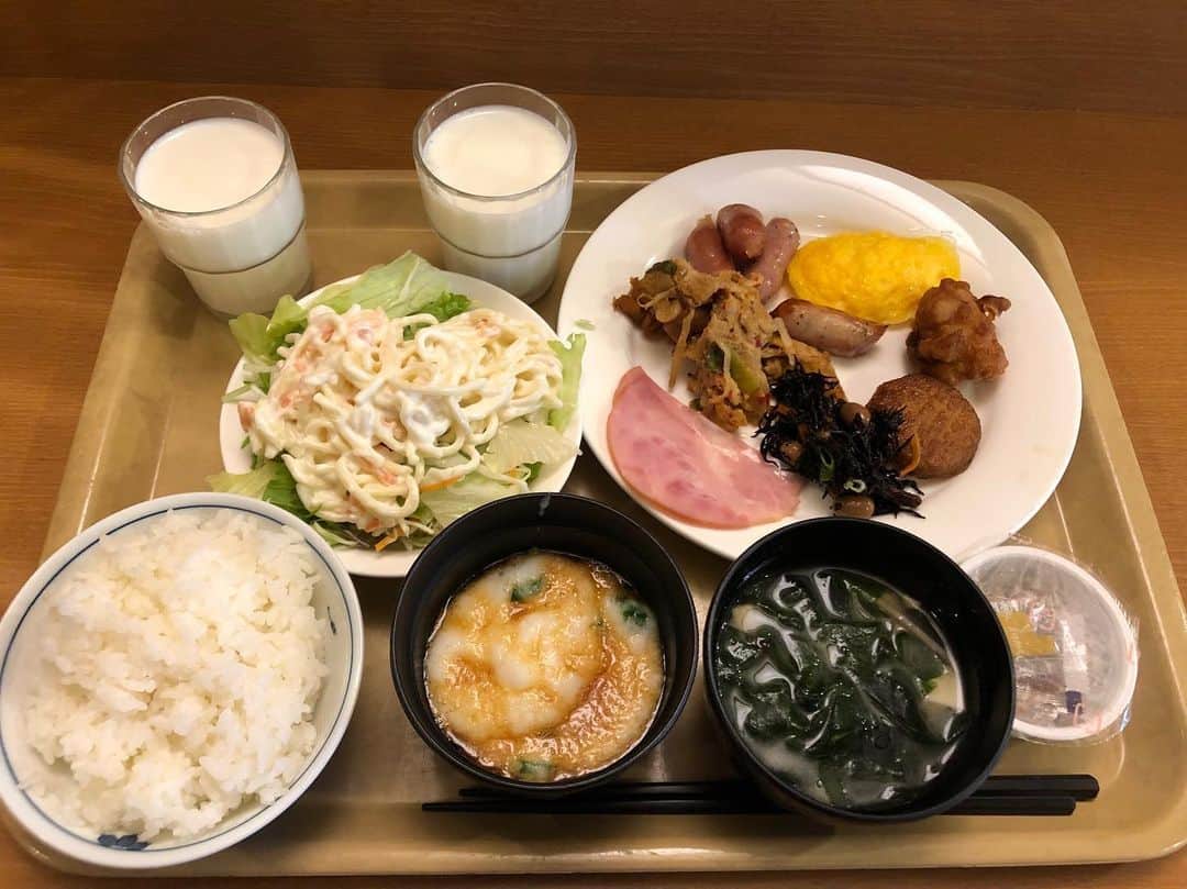 カバのインスタグラム：「本日のでぶ活。 おはようございます！北海道2日目の朝、モンスターモーニングです！感謝の気持ちで頂きます🍖✨今日も2公演、頑張ります😊宜しくお願いします🙏️✨あぁ、痩せたい！ . #本日のでぶ活 #でぶ活 #北海道 #モンスターモーニング #朝食#グルメ#グルメ好きな人と繋がりたい #あぁ、痩せたい」